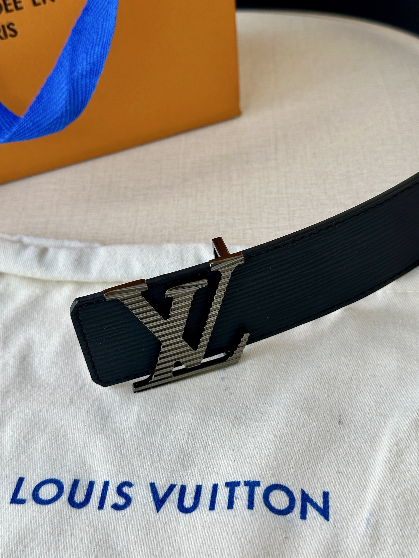  L0UIS VUITT0N （LV）男士专柜品质水波纹腰帶 寬度40毫米  配置精钢字母搭扣  扣头可