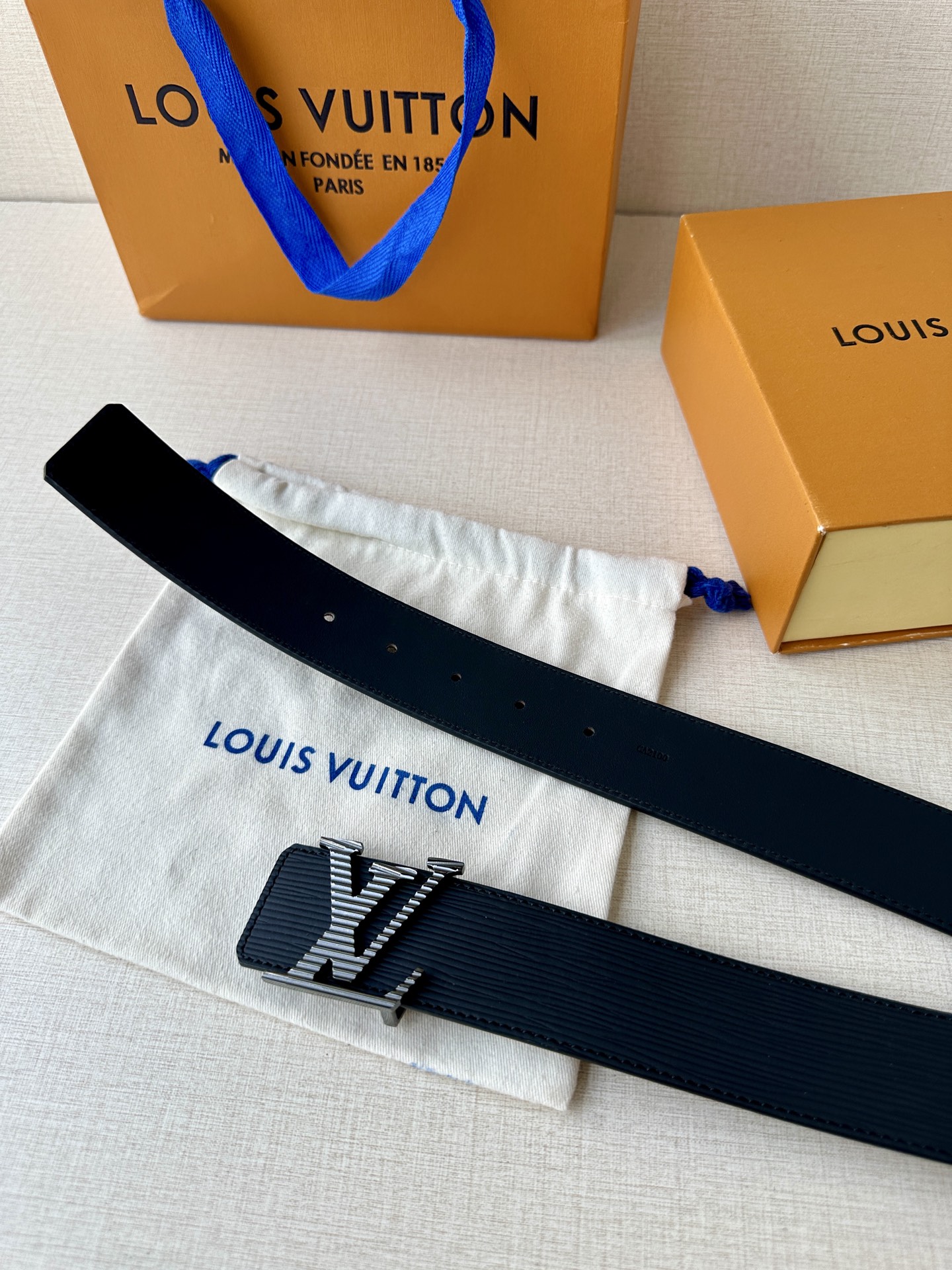  L0UIS VUITT0N （LV）男士专柜品质水波纹腰帶 寬度40毫米  配置精钢字母搭扣  扣头可