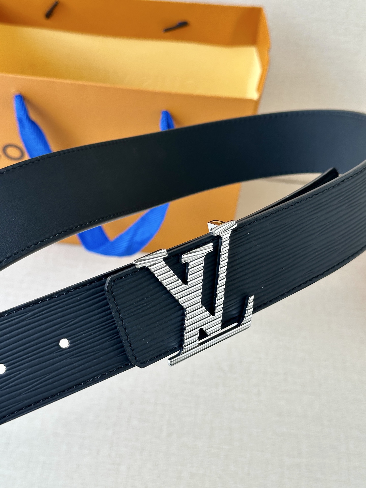  L0UIS VUITT0N （LV）男士专柜品质水波纹腰帶 寬度40毫米  配置精钢字母搭扣  扣头可