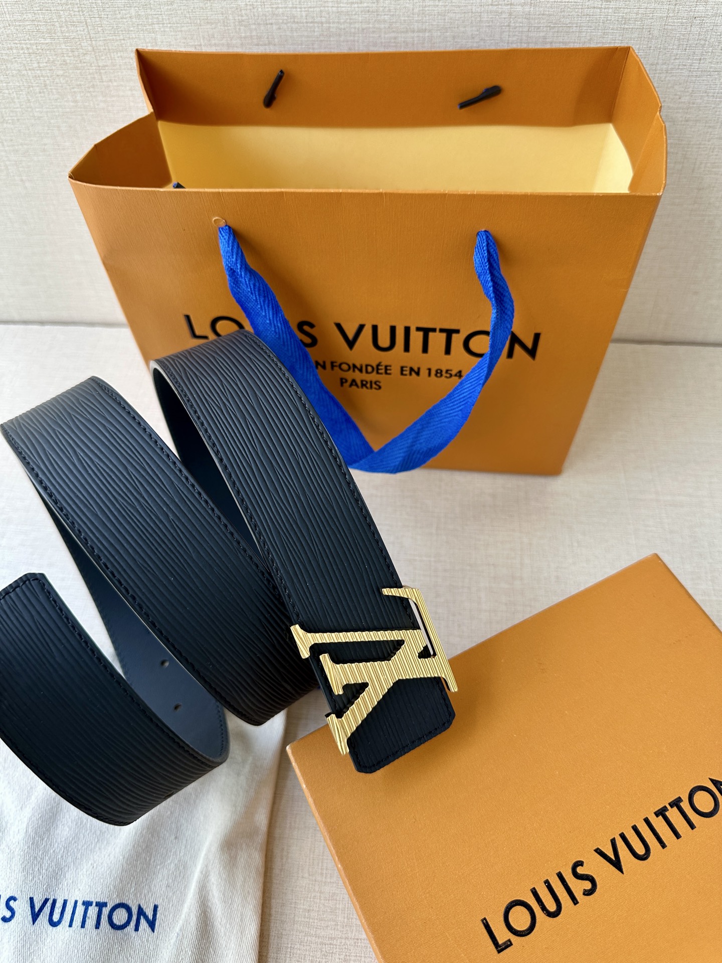  L0UIS VUITT0N （LV）男士专柜品质水波纹腰帶 寬度40毫米  配置精钢字母搭扣  扣头可