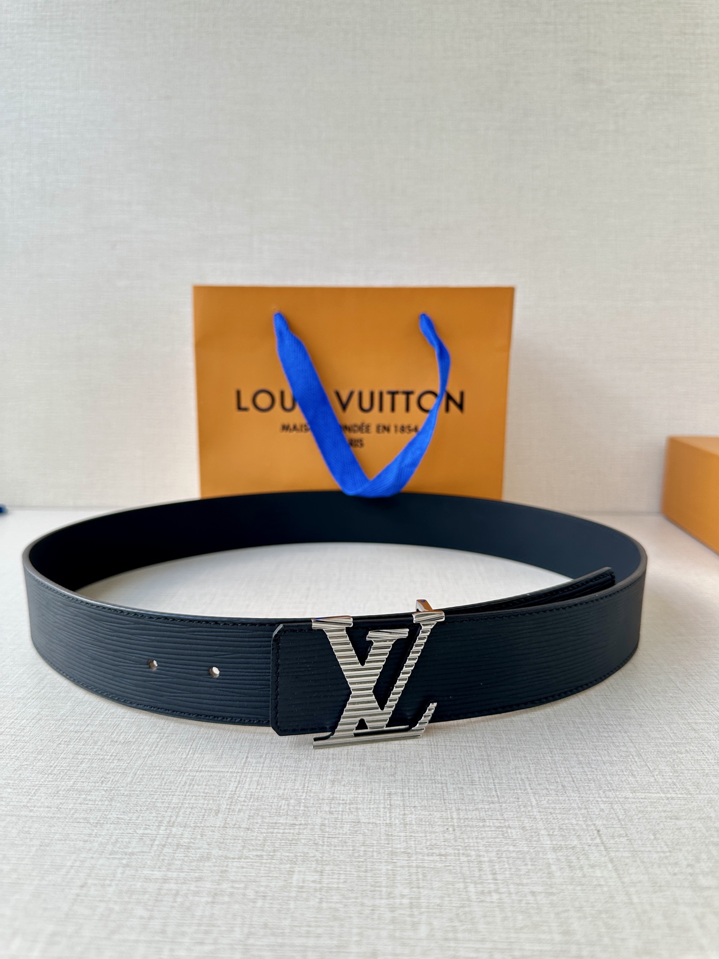  L0UIS VUITT0N （LV）男士专柜品质水波纹腰帶 寬度40毫米  配置精钢字母搭扣  扣头可