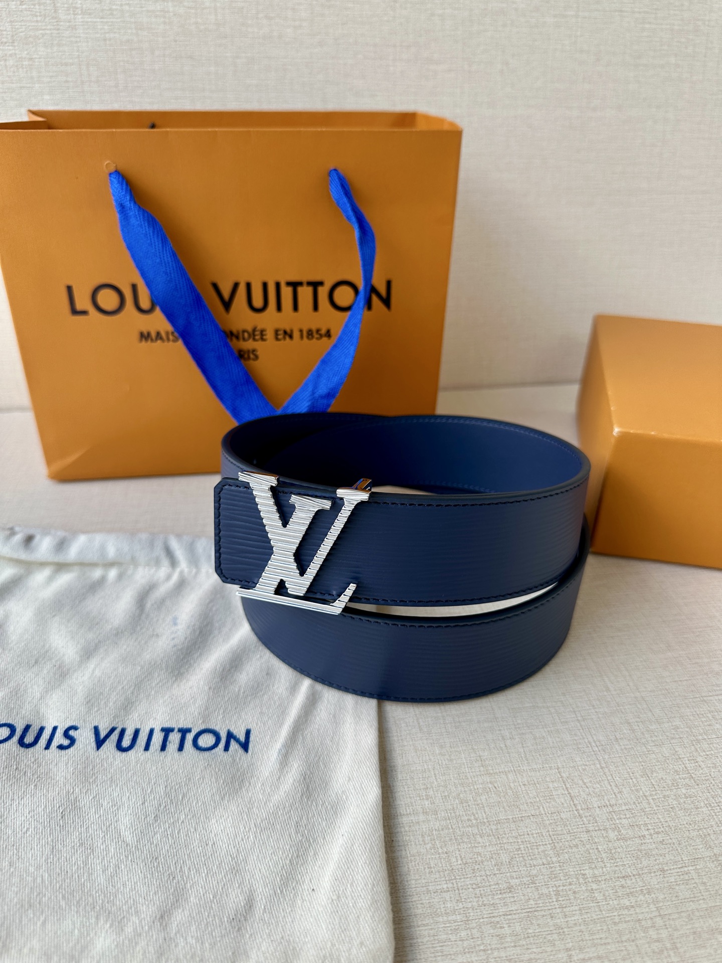  L0UIS VUITT0N （LV）男士专柜品质水波纹腰帶 寬度40毫米  配置精钢字母搭扣  扣头可