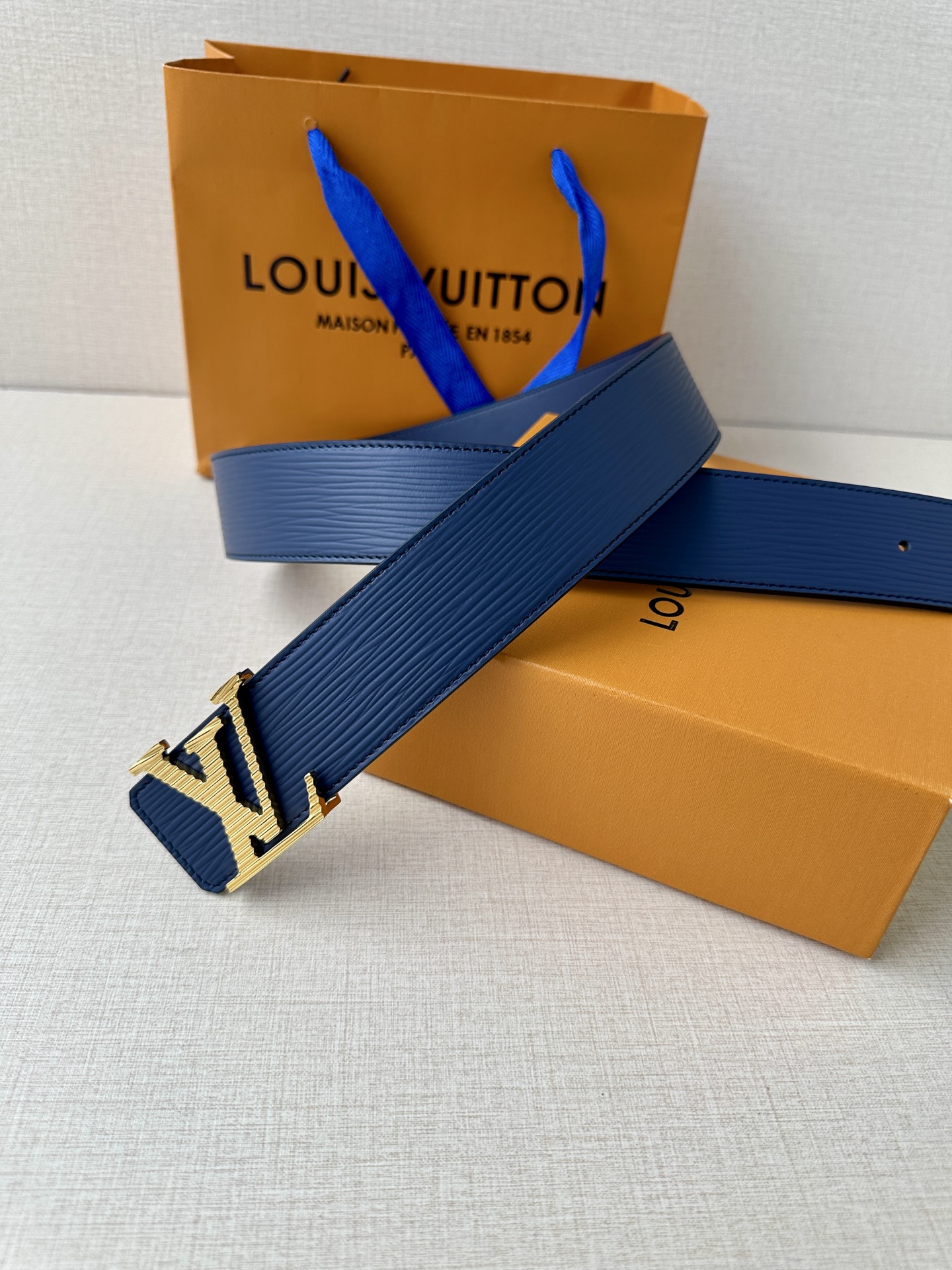  L0UIS VUITT0N （LV）男士专柜品质水波纹腰帶 寬度40毫米  配置精钢字母搭扣  扣头可