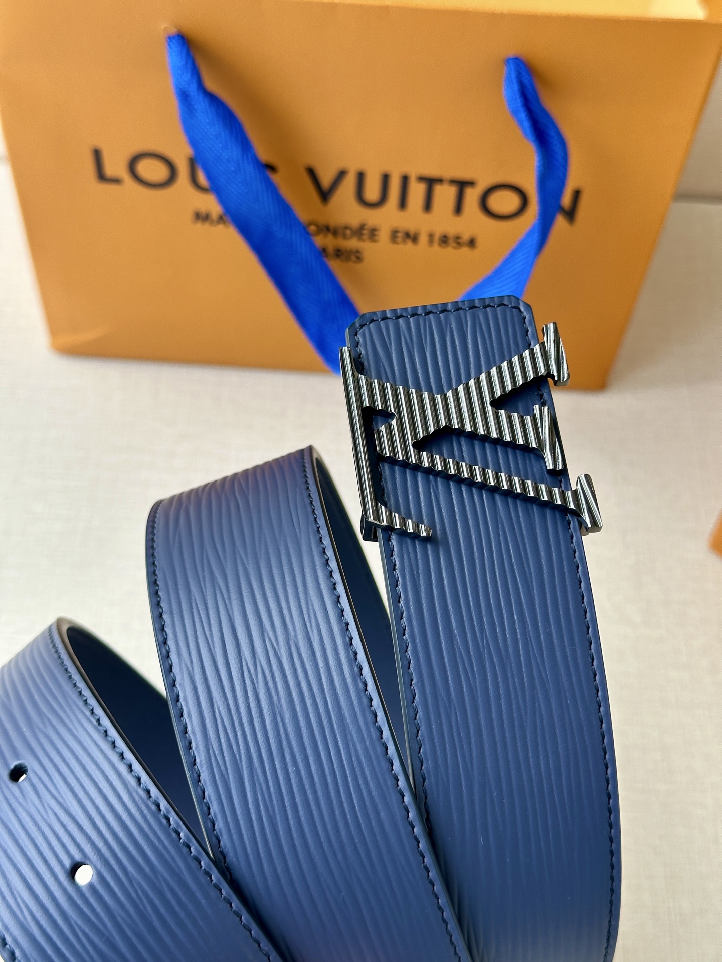  L0UIS VUITT0N （LV）男士专柜品质水波纹腰帶 寬度40毫米  配置精钢字母搭扣  扣头可