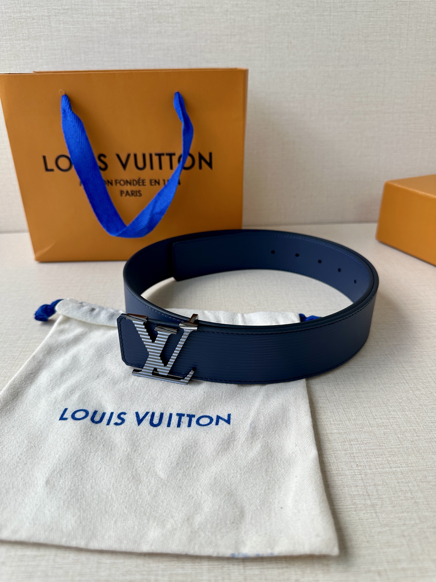  L0UIS VUITT0N （LV）男士专柜品质水波纹腰帶 寬度40毫米  配置精钢字母搭扣  扣头可