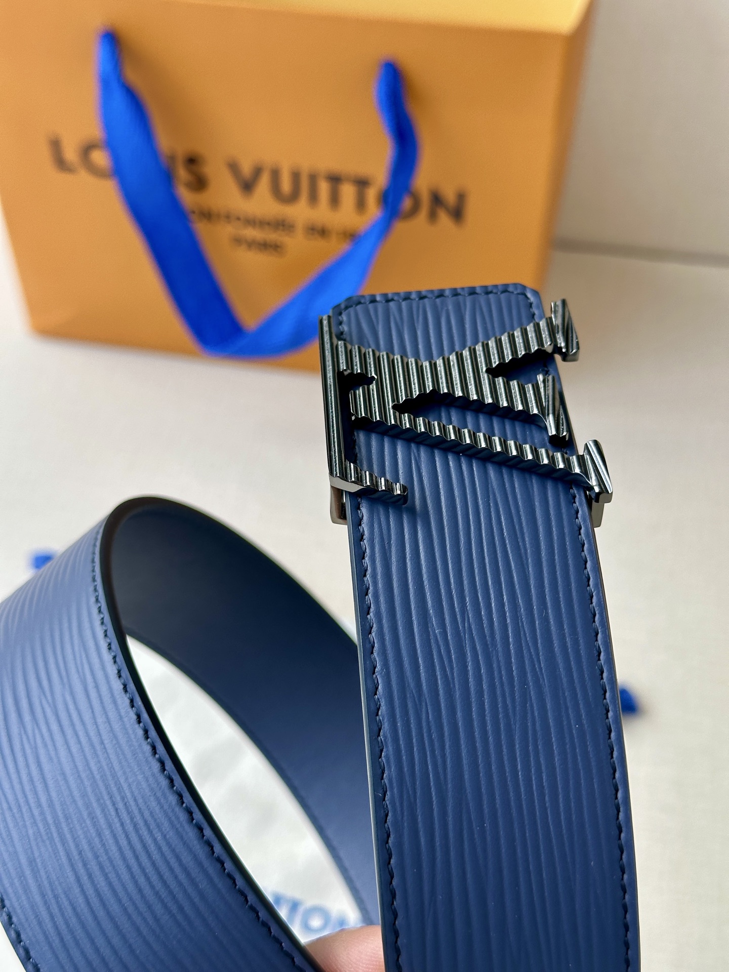  L0UIS VUITT0N （LV）男士专柜品质水波纹腰帶 寬度40毫米  配置精钢字母搭扣  扣头可