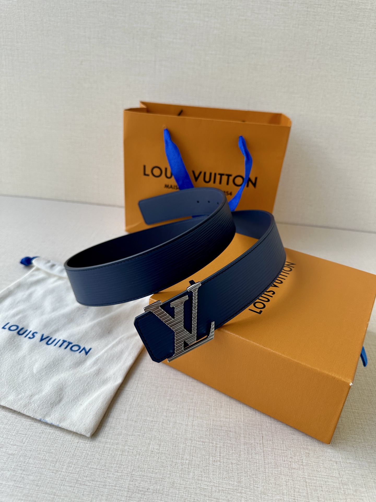  L0UIS VUITT0N （LV）男士专柜品质水波纹腰帶 寬度40毫米  配置精钢字母搭扣  扣头可
