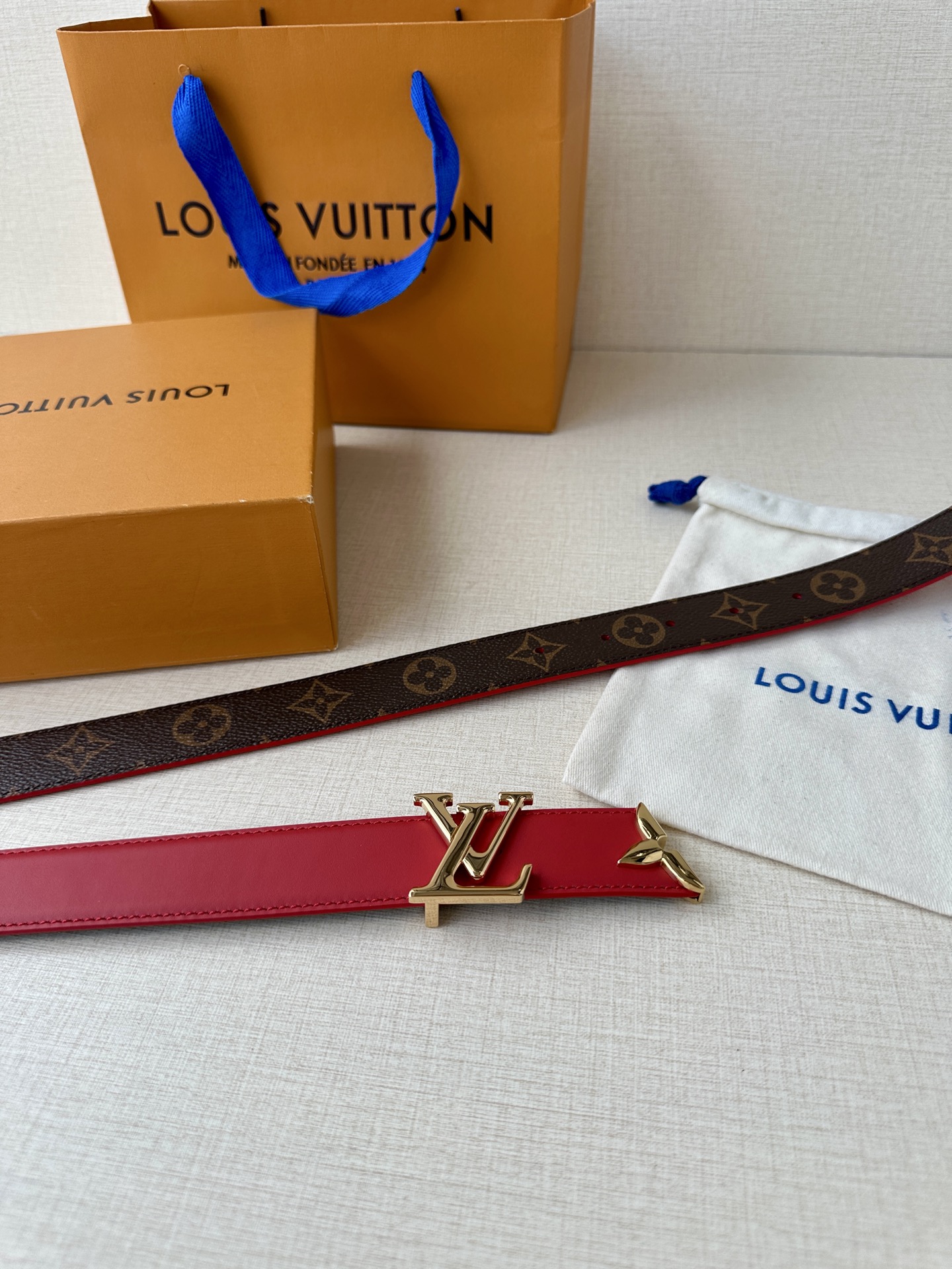  本款3.0宽Pretty LV 双面腰带以华美皮革和 Monogram 帆布演绎两式风尚，凝聚工艺淬炼