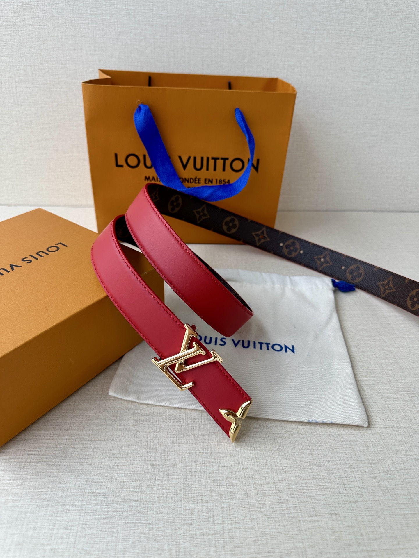  本款3.0宽Pretty LV 双面腰带以华美皮革和 Monogram 帆布演绎两式风尚，凝聚工艺淬炼