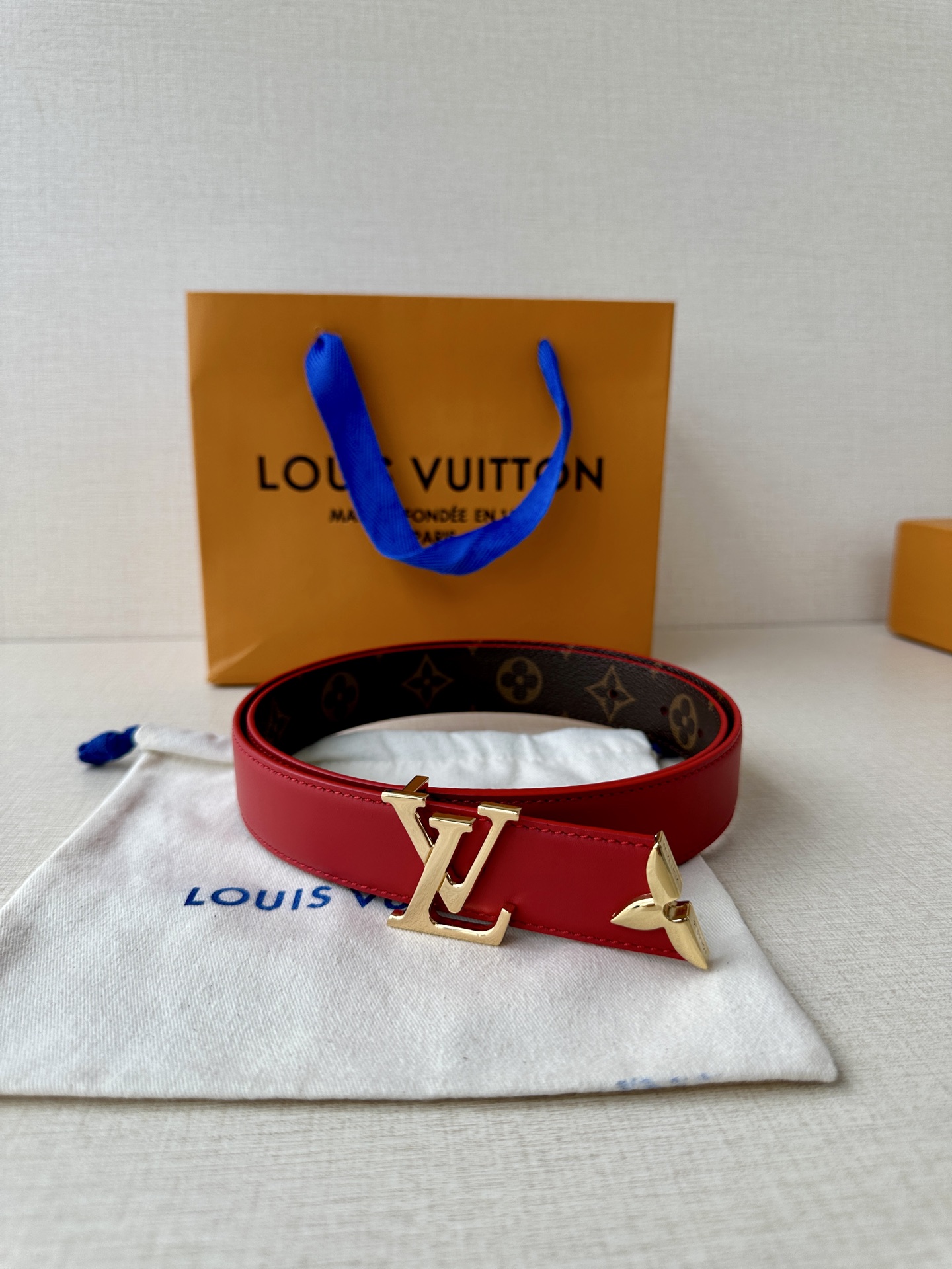  本款3.0宽Pretty LV 双面腰带以华美皮革和 Monogram 帆布演绎两式风尚，凝聚工艺淬炼