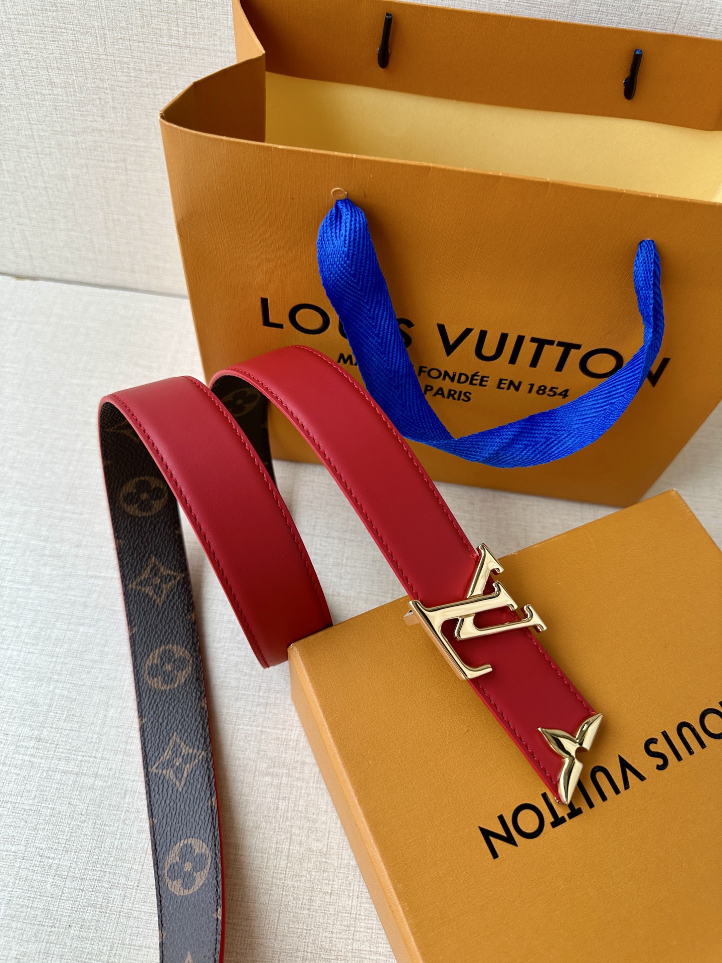  本款3.0宽Pretty LV 双面腰带以华美皮革和 Monogram 帆布演绎两式风尚，凝聚工艺淬炼