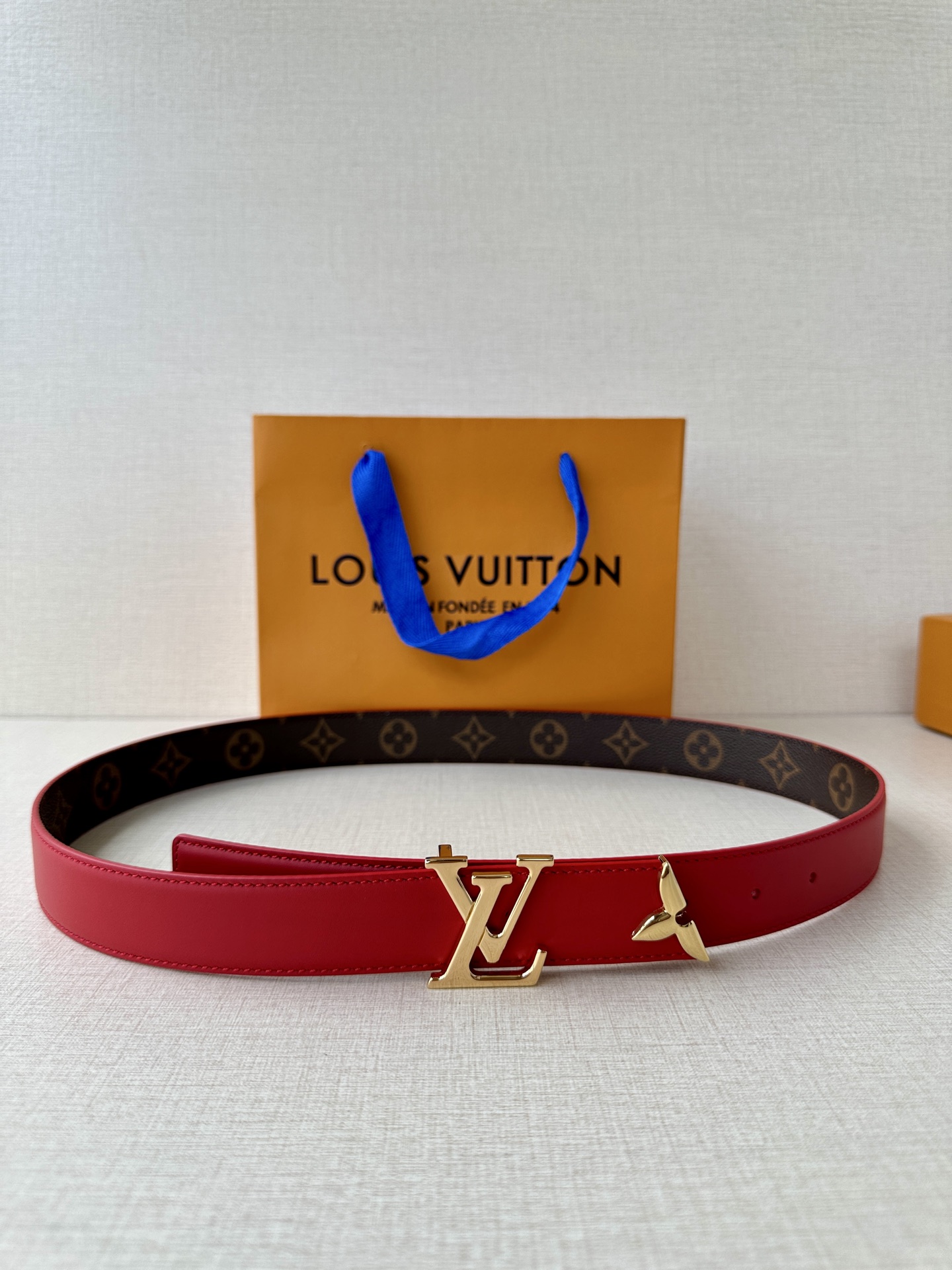  本款3.0宽Pretty LV 双面腰带以华美皮革和 Monogram 帆布演绎两式风尚，凝聚工艺淬炼