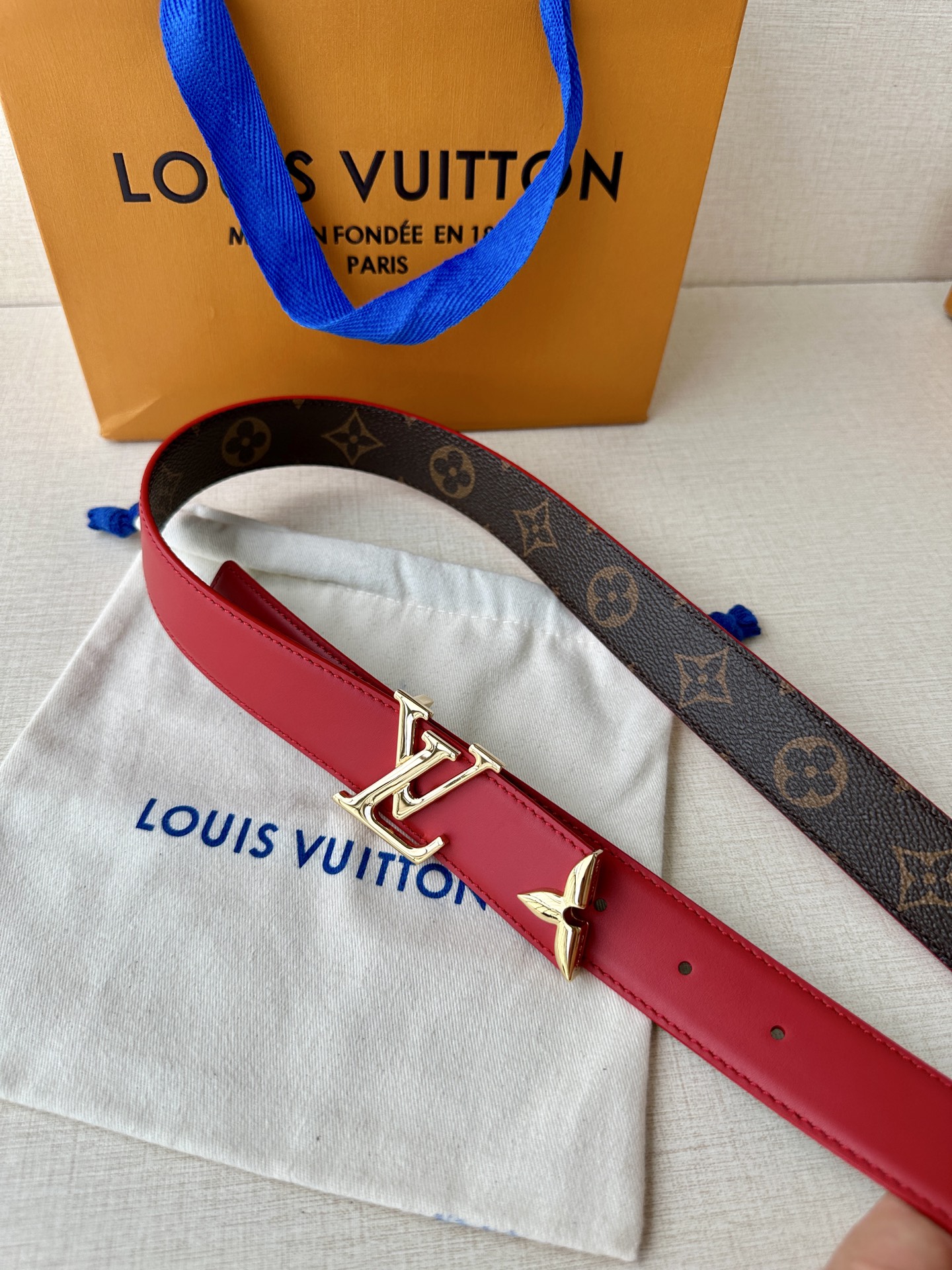  本款3.0宽Pretty LV 双面腰带以华美皮革和 Monogram 帆布演绎两式风尚，凝聚工艺淬炼