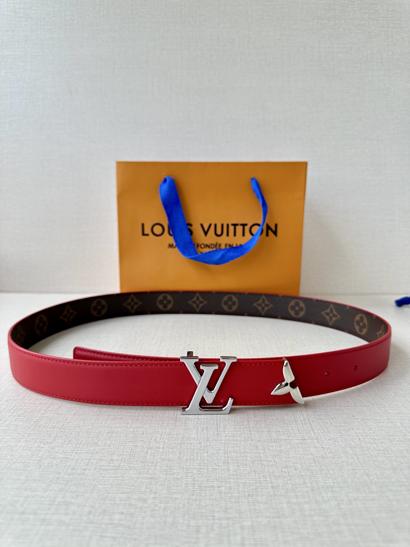  本款3.0宽Pretty LV 双面腰带以华美皮革和 Monogram 帆布演绎两式风尚，凝聚工艺淬炼