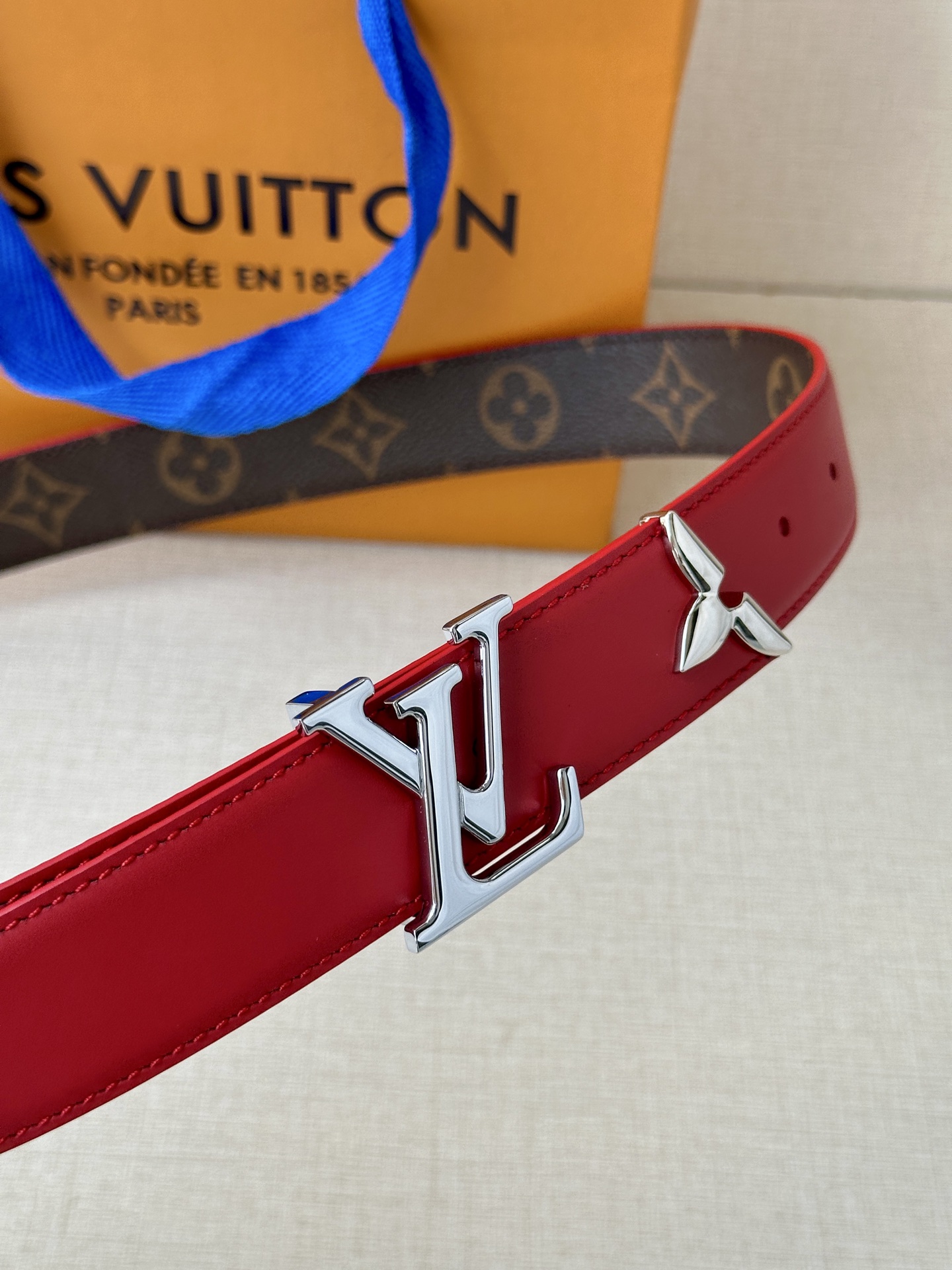  本款3.0宽Pretty LV 双面腰带以华美皮革和 Monogram 帆布演绎两式风尚，凝聚工艺淬炼