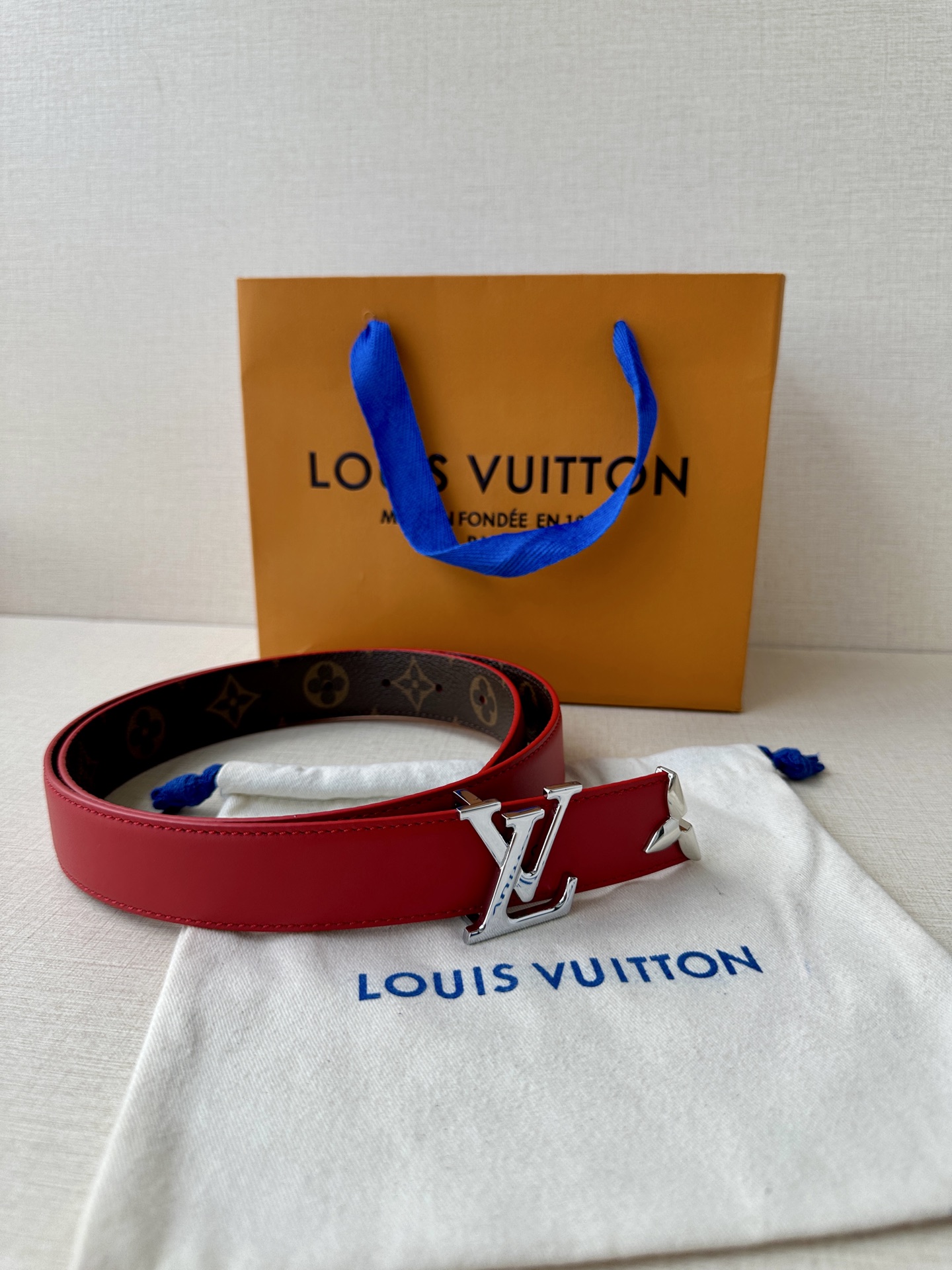  本款3.0宽Pretty LV 双面腰带以华美皮革和 Monogram 帆布演绎两式风尚，凝聚工艺淬炼
