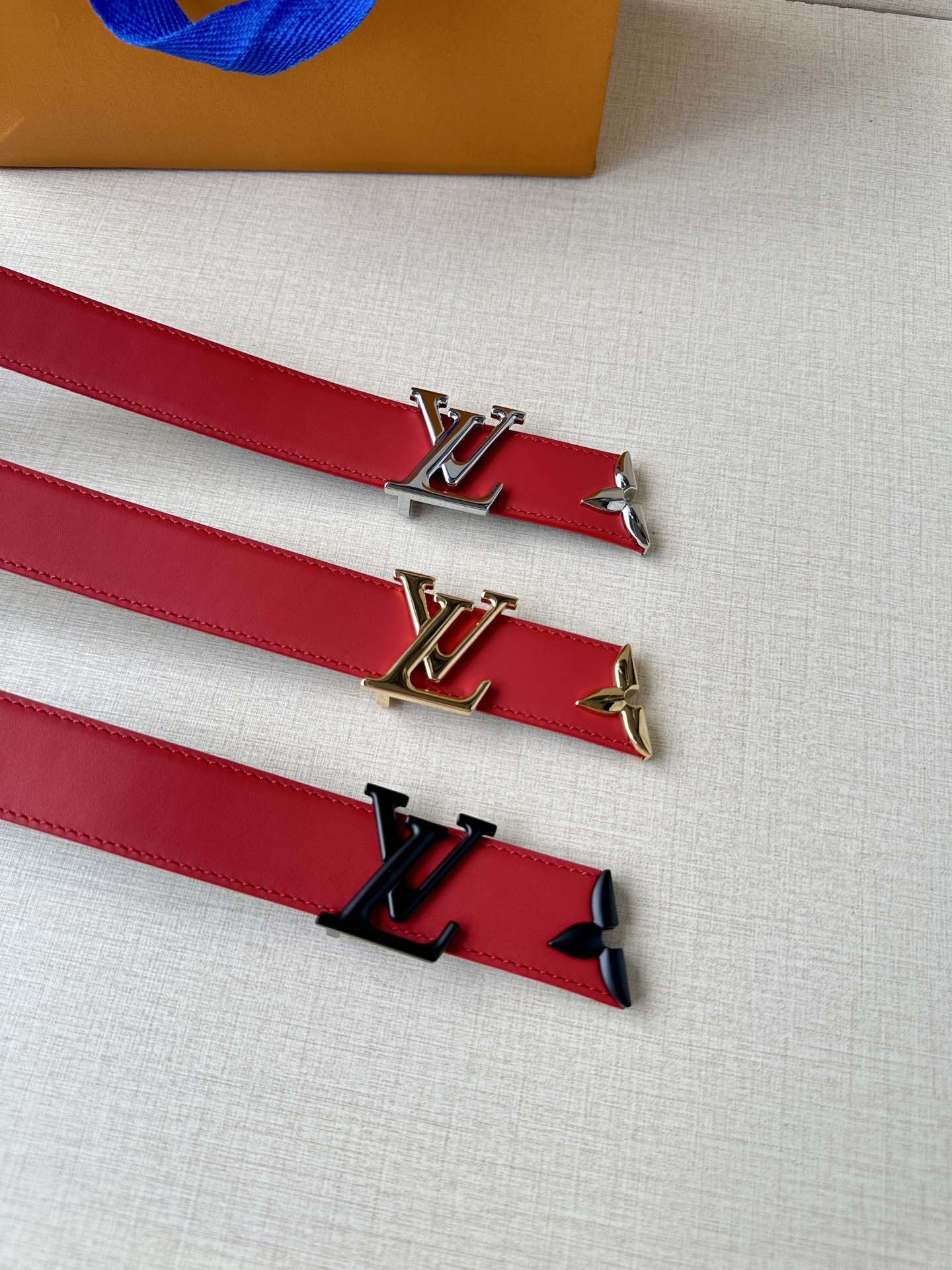 本款3.0宽Pretty LV 双面腰带以华美皮革和 Monogram 帆布演绎两式风尚，凝聚工艺淬炼