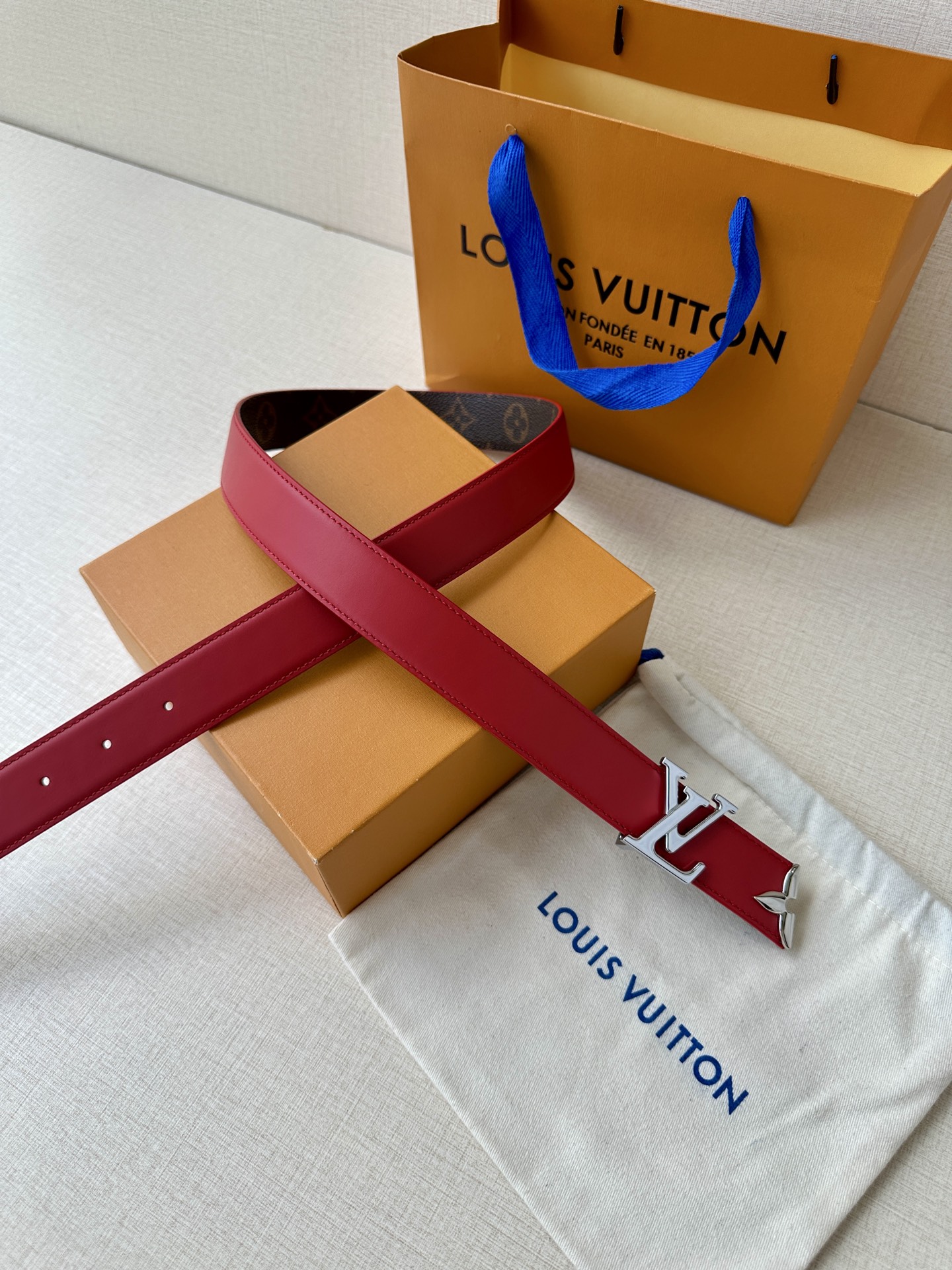  本款3.0宽Pretty LV 双面腰带以华美皮革和 Monogram 帆布演绎两式风尚，凝聚工艺淬炼