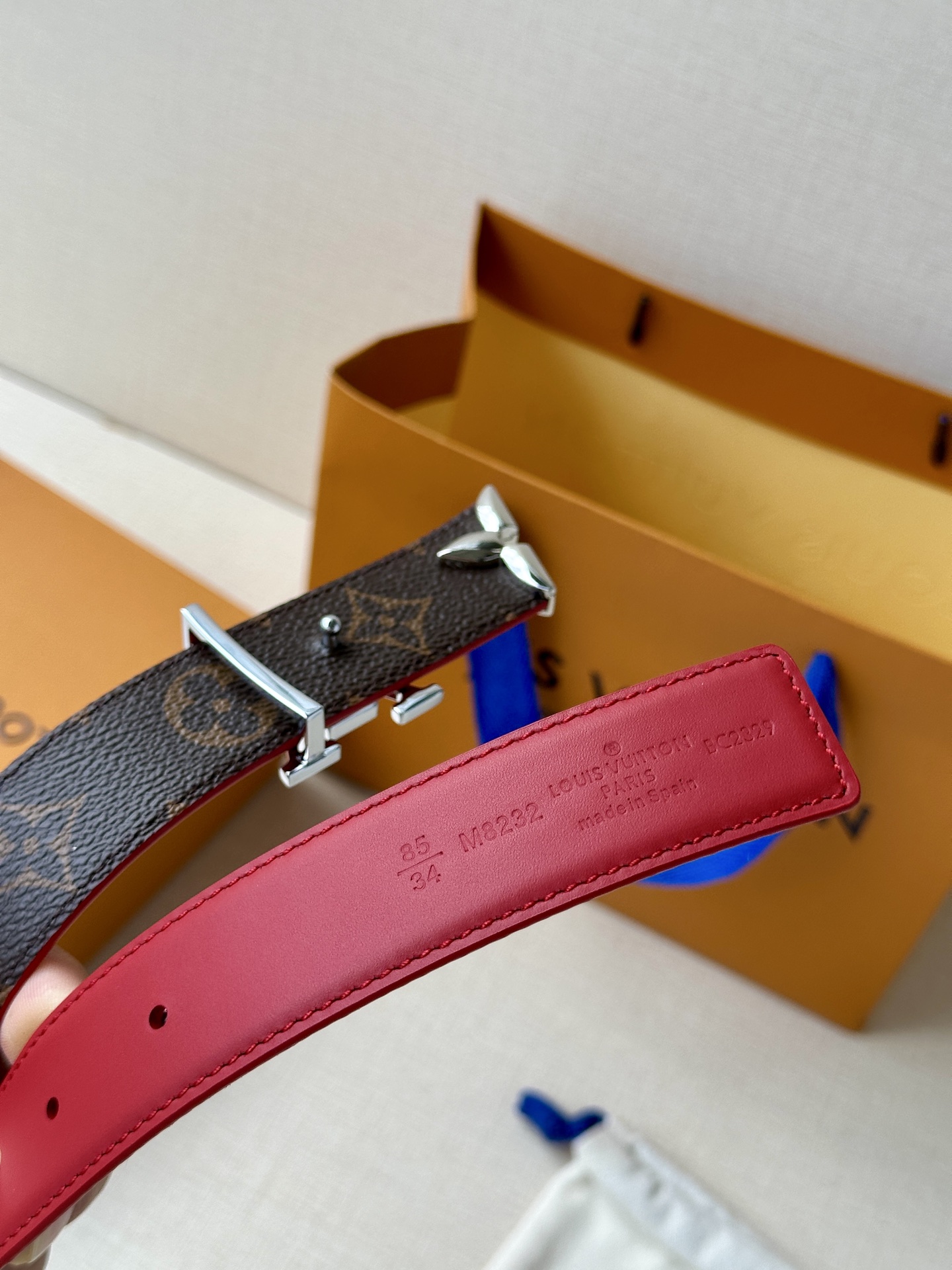  本款3.0宽Pretty LV 双面腰带以华美皮革和 Monogram 帆布演绎两式风尚，凝聚工艺淬炼