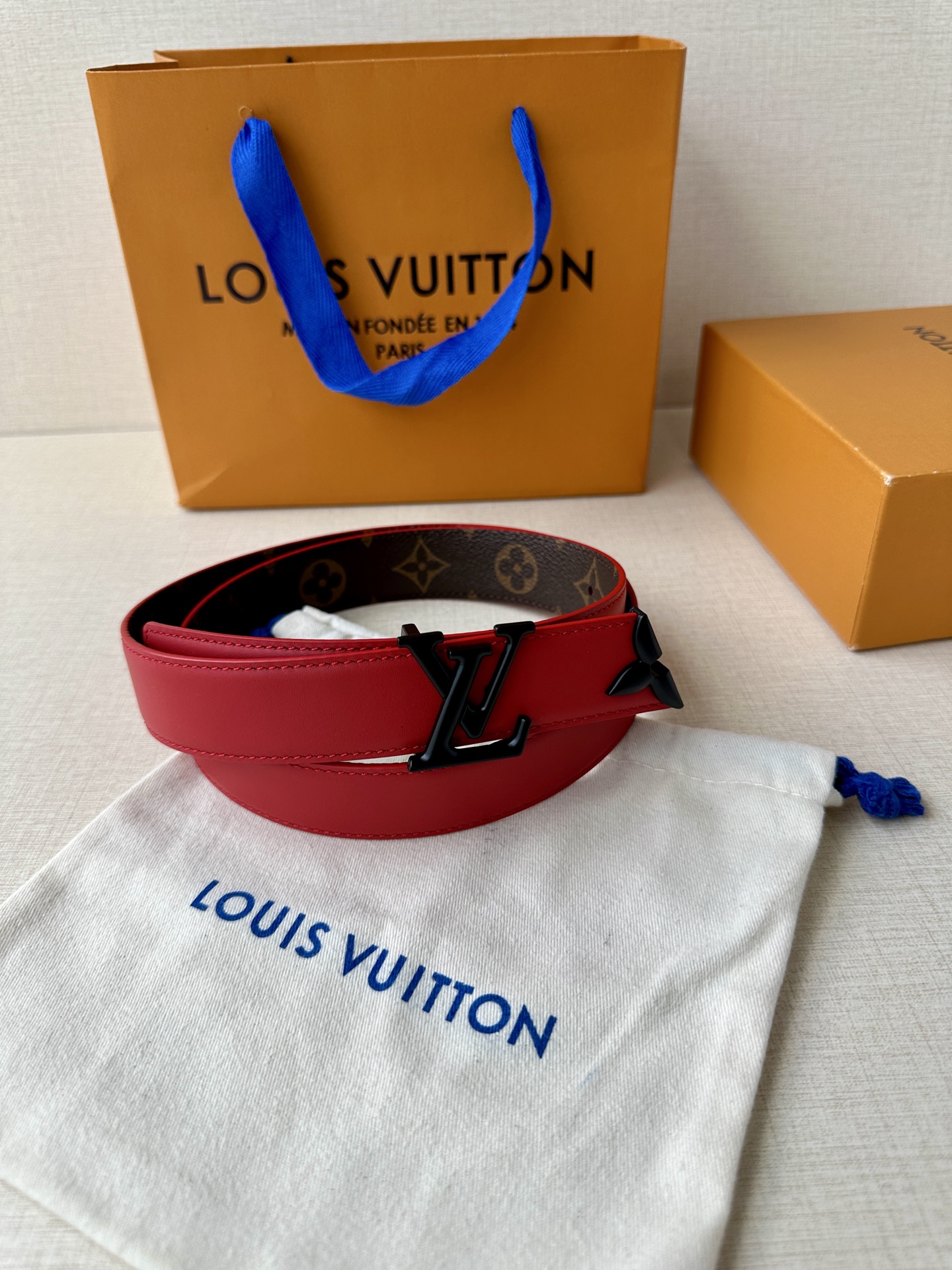  本款3.0宽Pretty LV 双面腰带以华美皮革和 Monogram 帆布演绎两式风尚，凝聚工艺淬炼