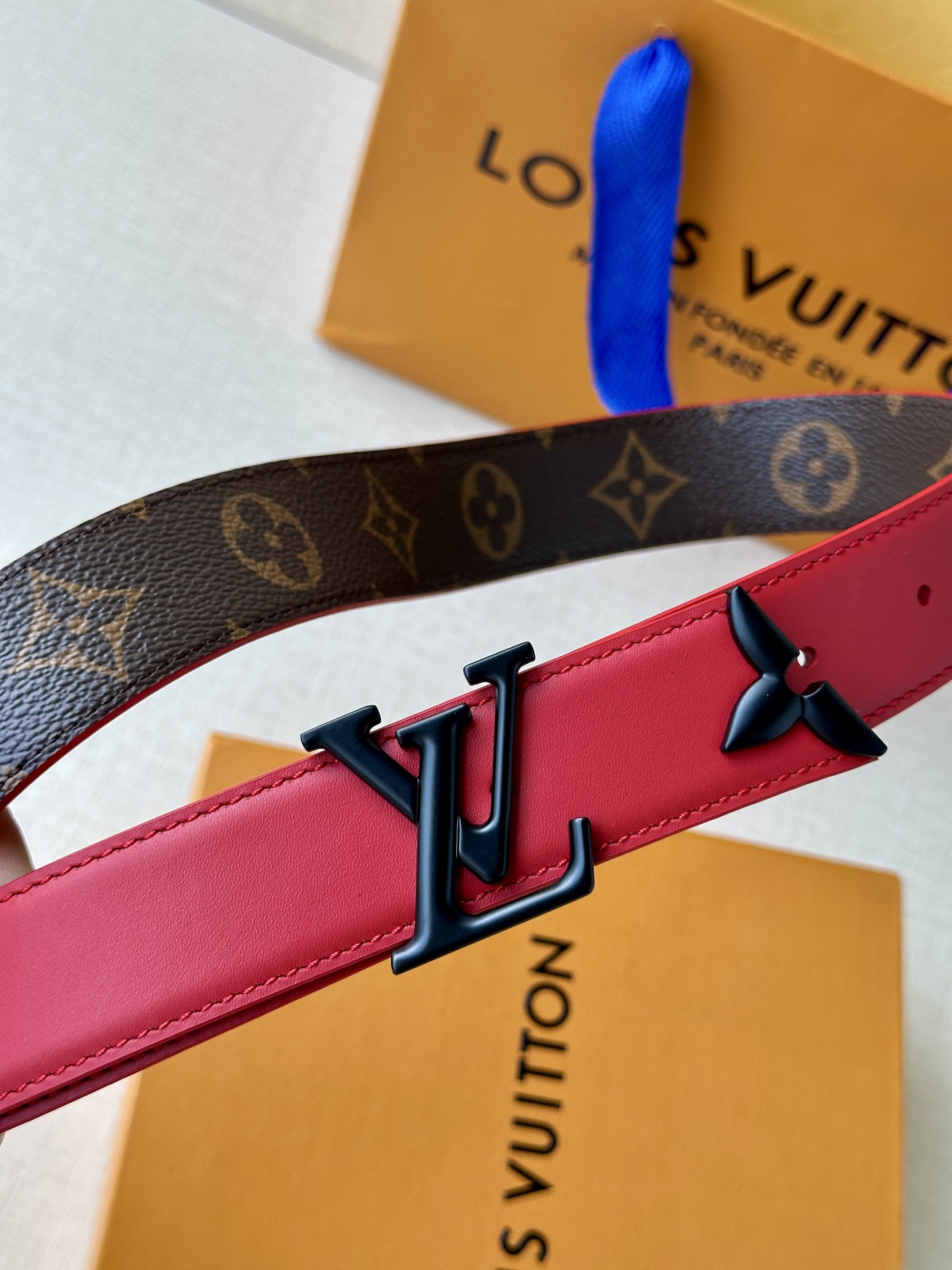  本款3.0宽Pretty LV 双面腰带以华美皮革和 Monogram 帆布演绎两式风尚，凝聚工艺淬炼