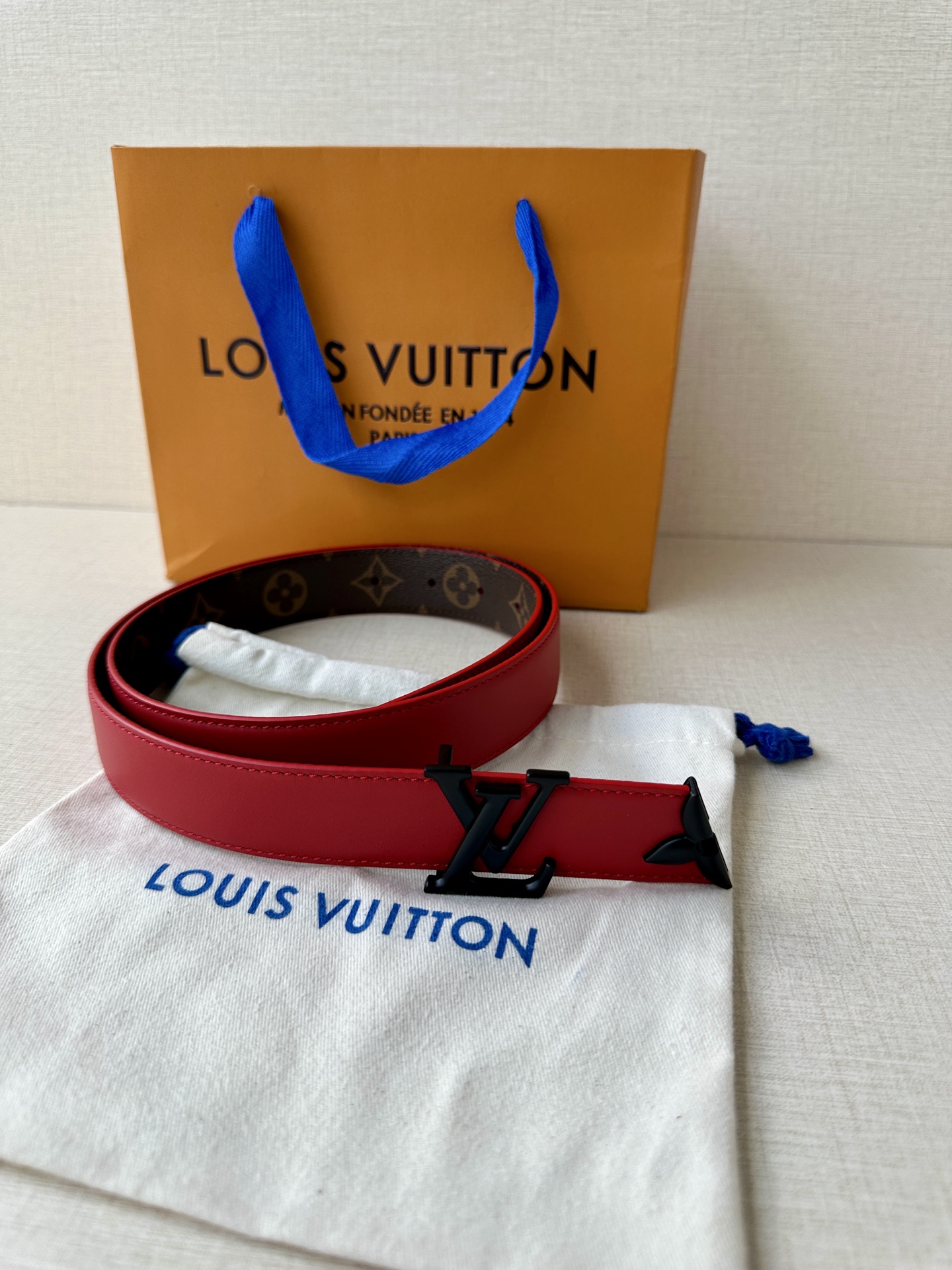  本款3.0宽Pretty LV 双面腰带以华美皮革和 Monogram 帆布演绎两式风尚，凝聚工艺淬炼