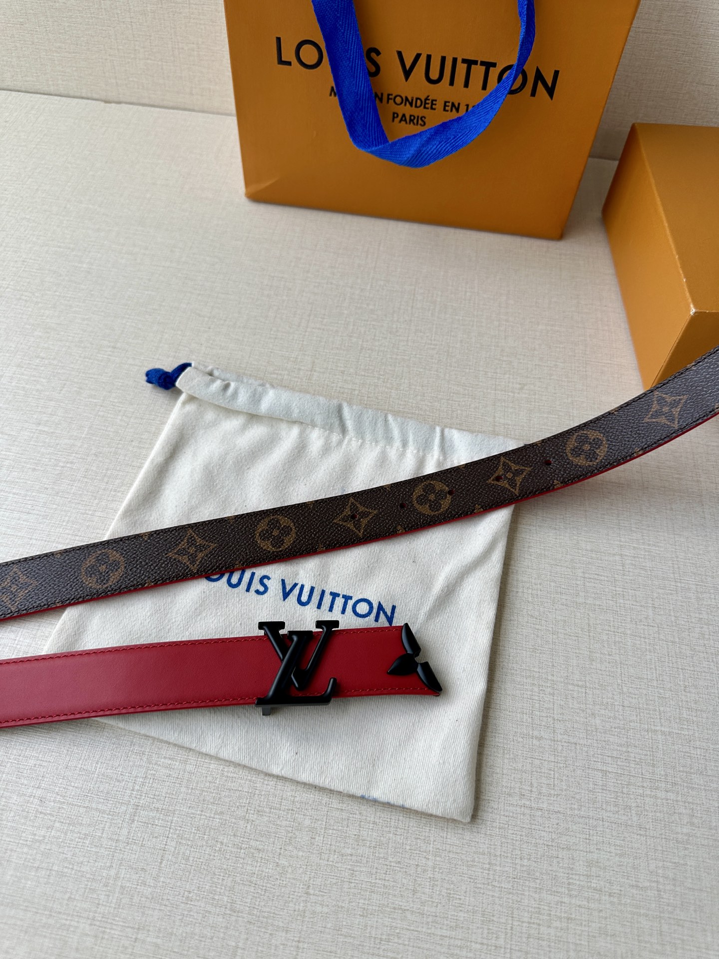  本款3.0宽Pretty LV 双面腰带以华美皮革和 Monogram 帆布演绎两式风尚，凝聚工艺淬炼