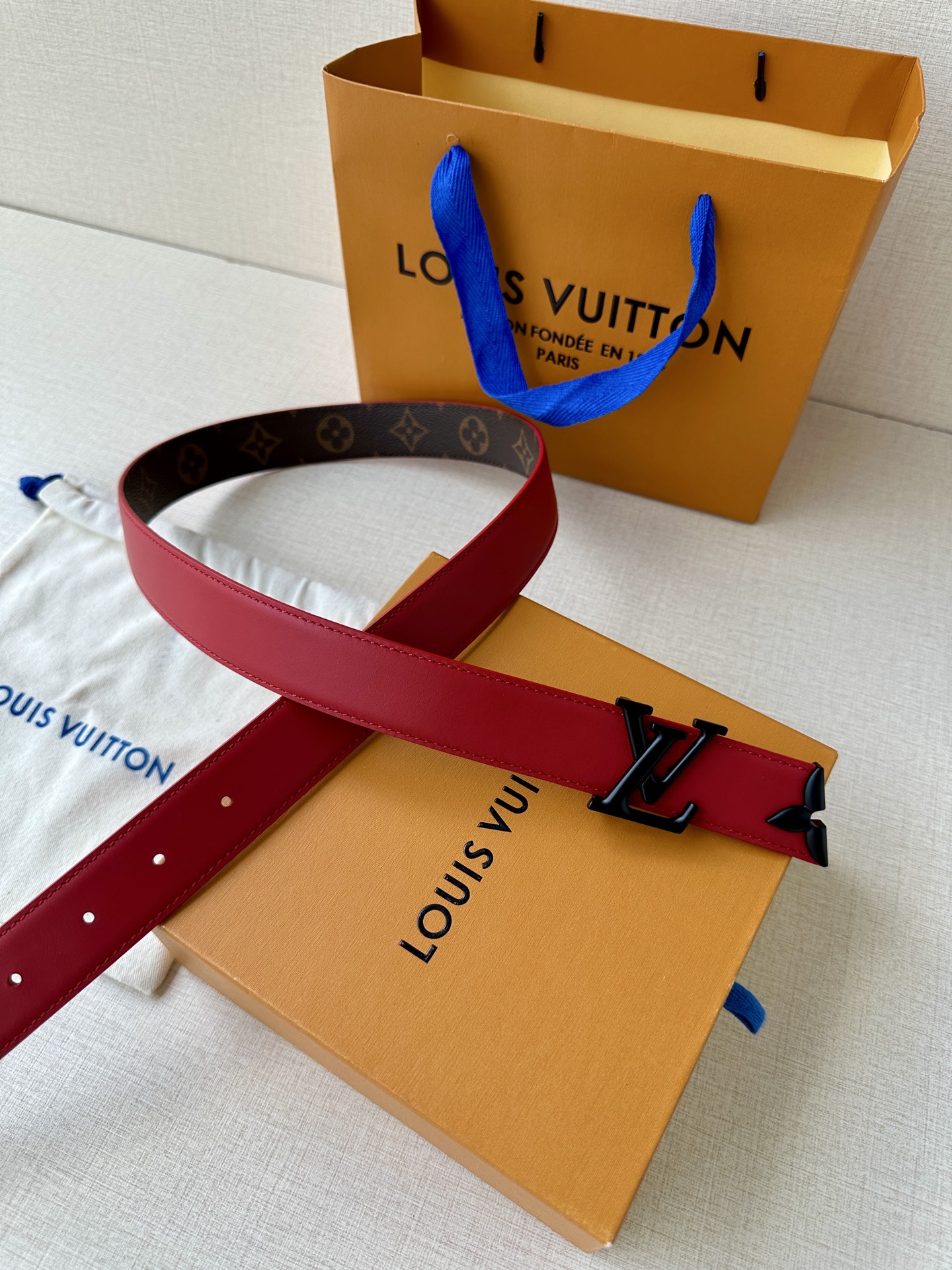  本款3.0宽Pretty LV 双面腰带以华美皮革和 Monogram 帆布演绎两式风尚，凝聚工艺淬炼