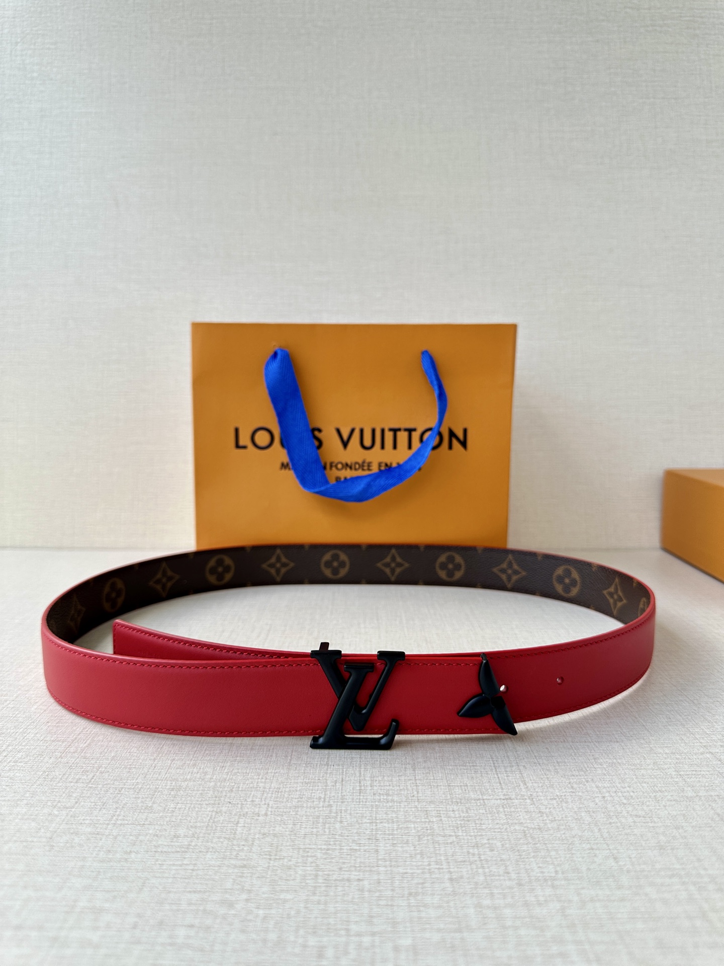  本款3.0宽Pretty LV 双面腰带以华美皮革和 Monogram 帆布演绎两式风尚，凝聚工艺淬炼