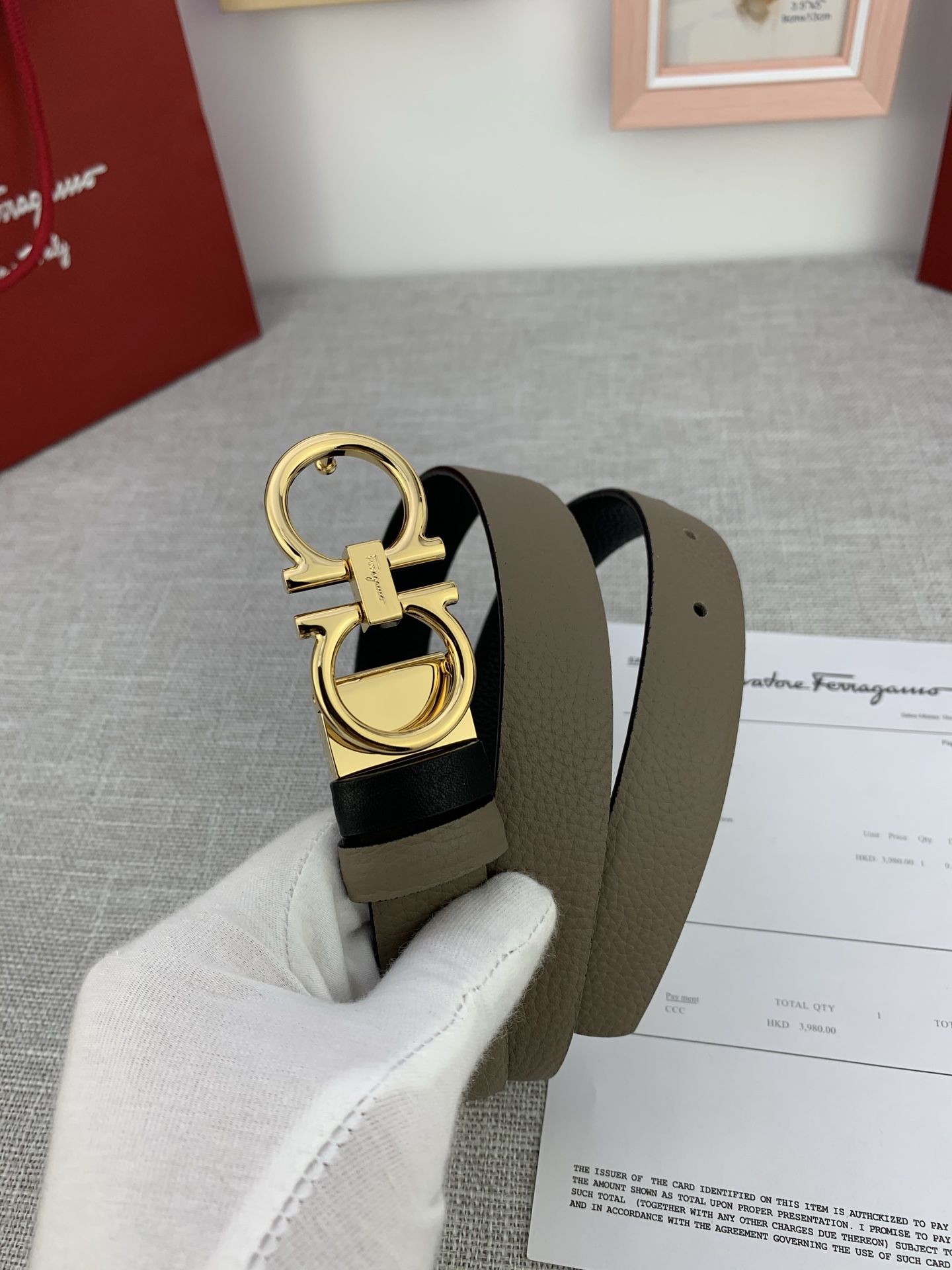  女款Ferragamo菲拉格慕，尺寸2.5cm。标志性Gancini标志，牛皮材质皮带。造型百搭，四季