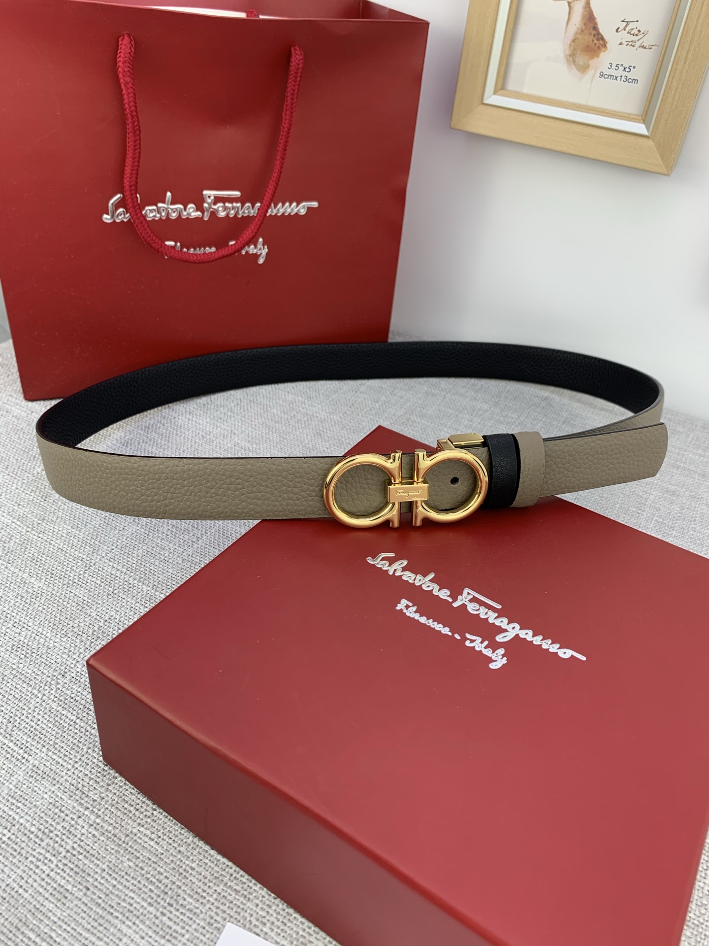  女款Ferragamo菲拉格慕，尺寸2.5cm。标志性Gancini标志，牛皮材质皮带。造型百搭，四季