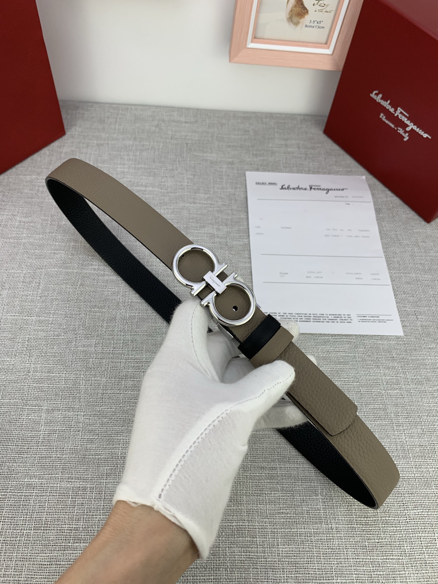  女款Ferragamo菲拉格慕，尺寸2.5cm。标志性Gancini标志，牛皮材质皮带。造型百搭，四季