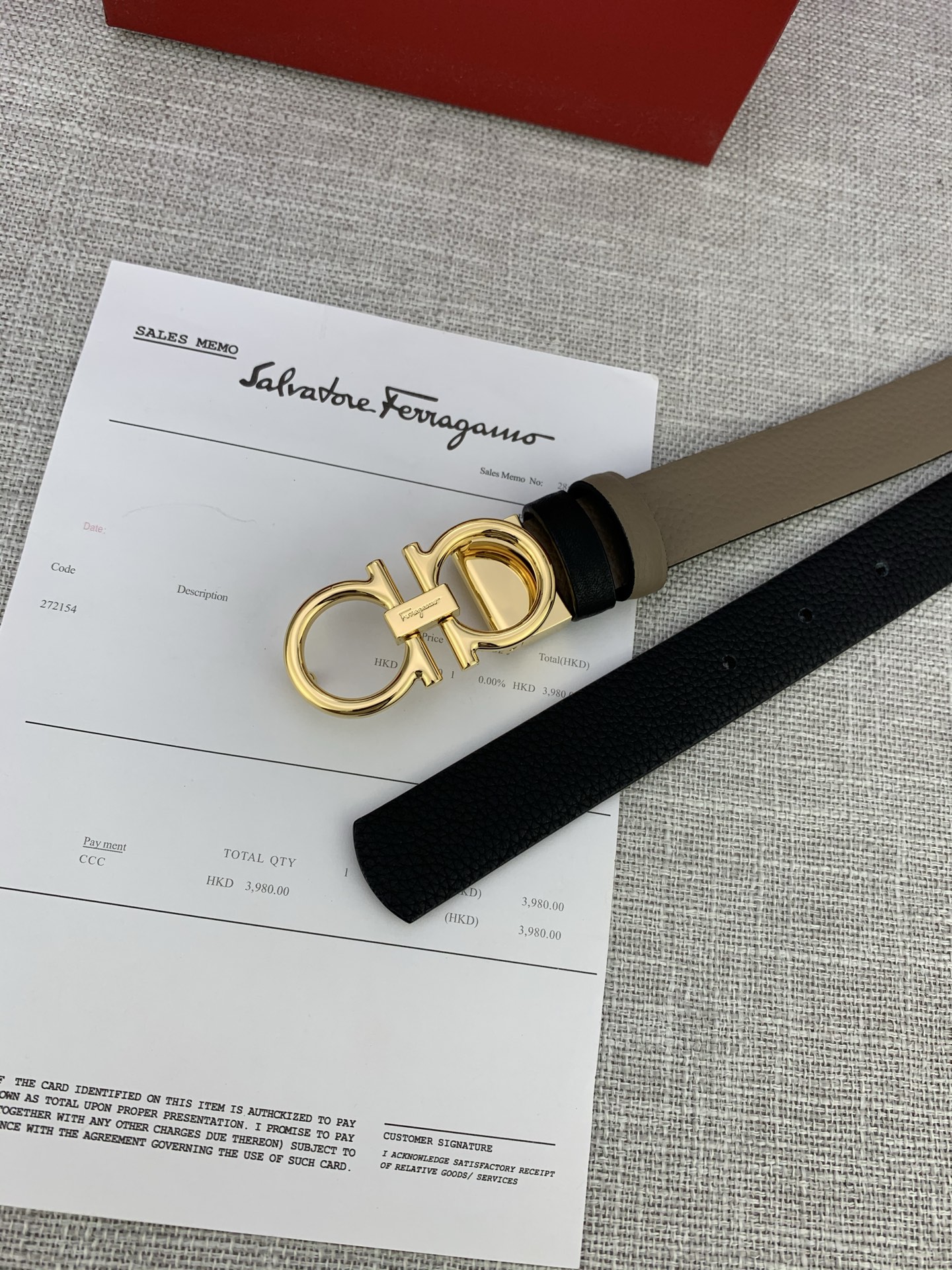  女款Ferragamo菲拉格慕，尺寸2.5cm。标志性Gancini标志，牛皮材质皮带。造型百搭，四季