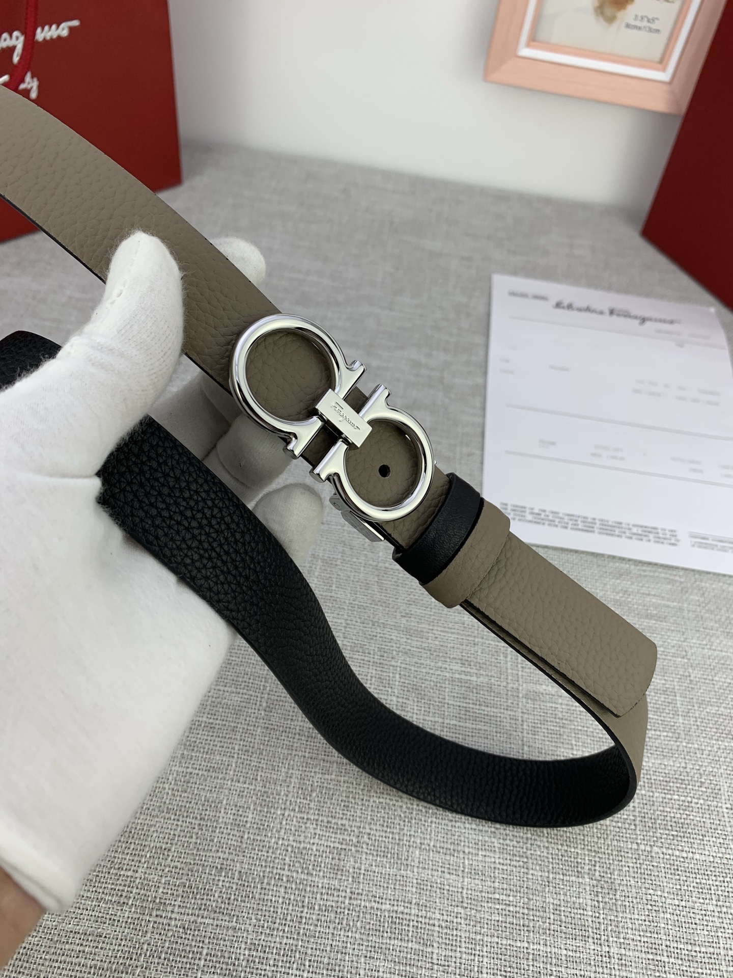  女款Ferragamo菲拉格慕，尺寸2.5cm。标志性Gancini标志，牛皮材质皮带。造型百搭，四季