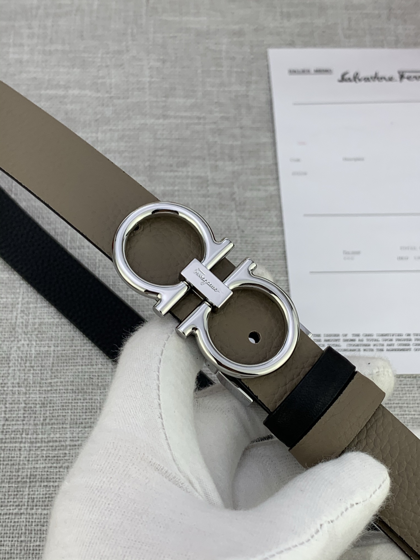  女款Ferragamo菲拉格慕，尺寸2.5cm。标志性Gancini标志，牛皮材质皮带。造型百搭，四季