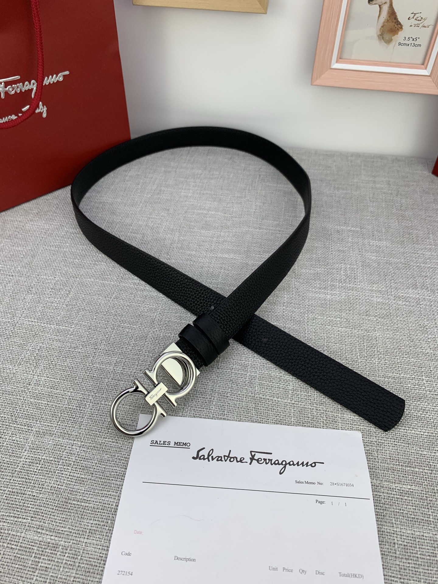  女款Ferragamo菲拉格慕，尺寸2.5cm。标志性Gancini标志，牛皮材质皮带。造型百搭，四季