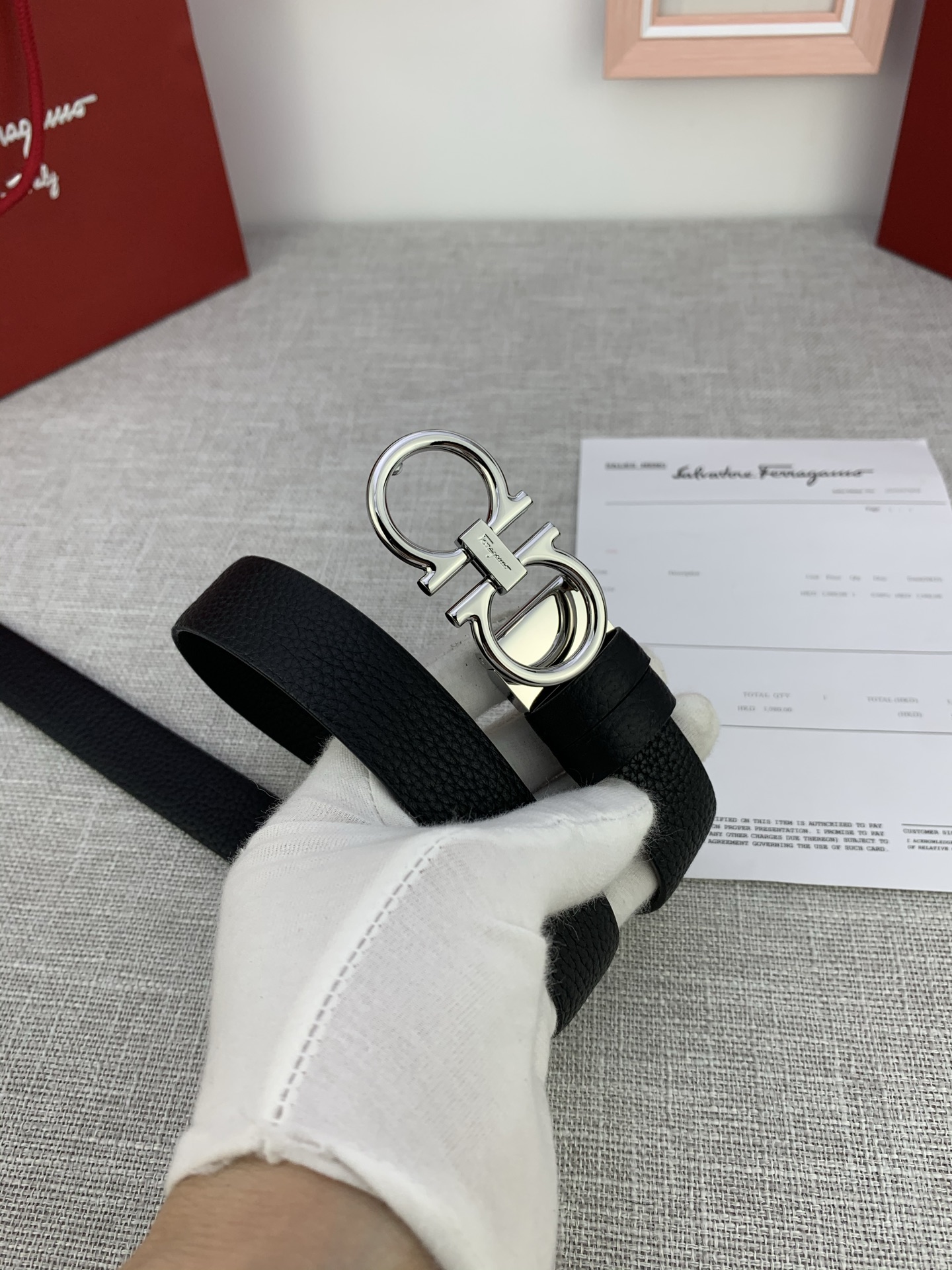  女款Ferragamo菲拉格慕，尺寸2.5cm。标志性Gancini标志，牛皮材质皮带。造型百搭，四季