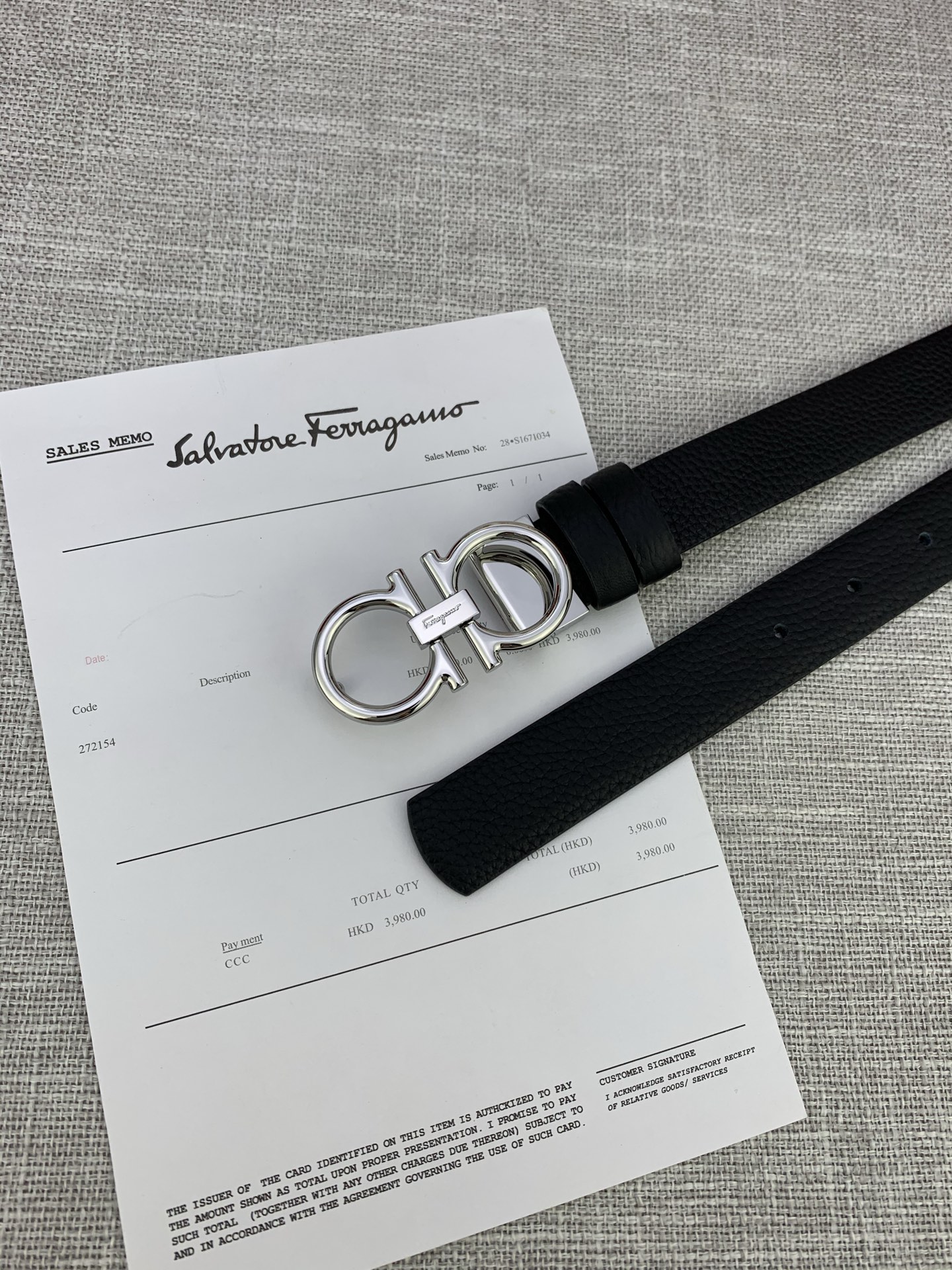  女款Ferragamo菲拉格慕，尺寸2.5cm。标志性Gancini标志，牛皮材质皮带。造型百搭，四季