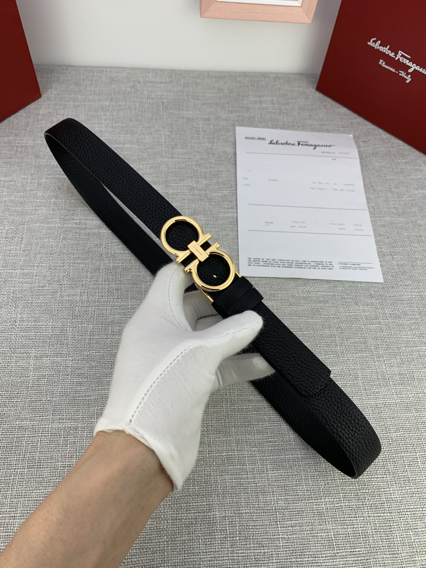  女款Ferragamo菲拉格慕，尺寸2.5cm。标志性Gancini标志，牛皮材质皮带。造型百搭，四季