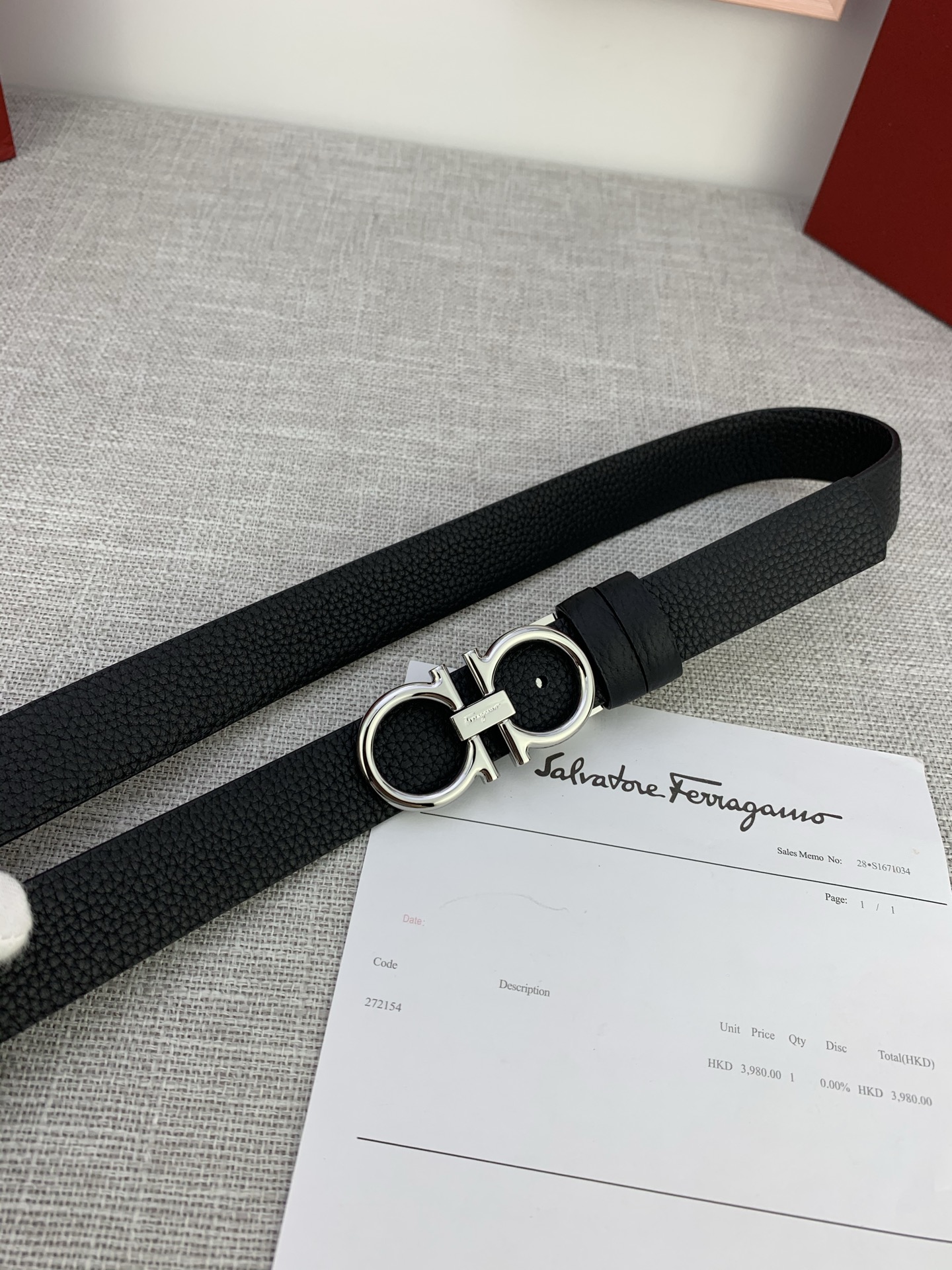  女款Ferragamo菲拉格慕，尺寸2.5cm。标志性Gancini标志，牛皮材质皮带。造型百搭，四季