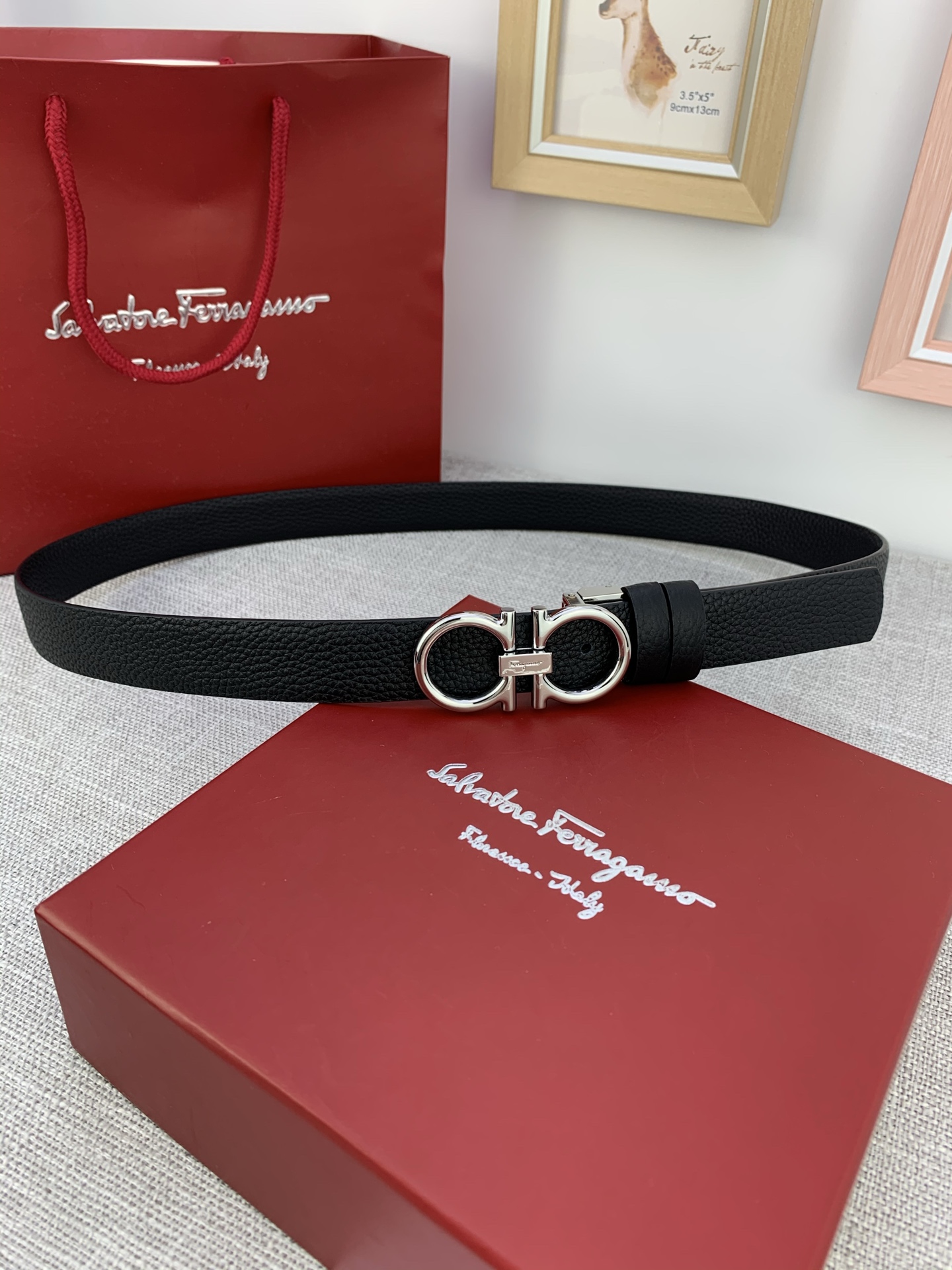  女款Ferragamo菲拉格慕，尺寸2.5cm。标志性Gancini标志，牛皮材质皮带。造型百搭，四季