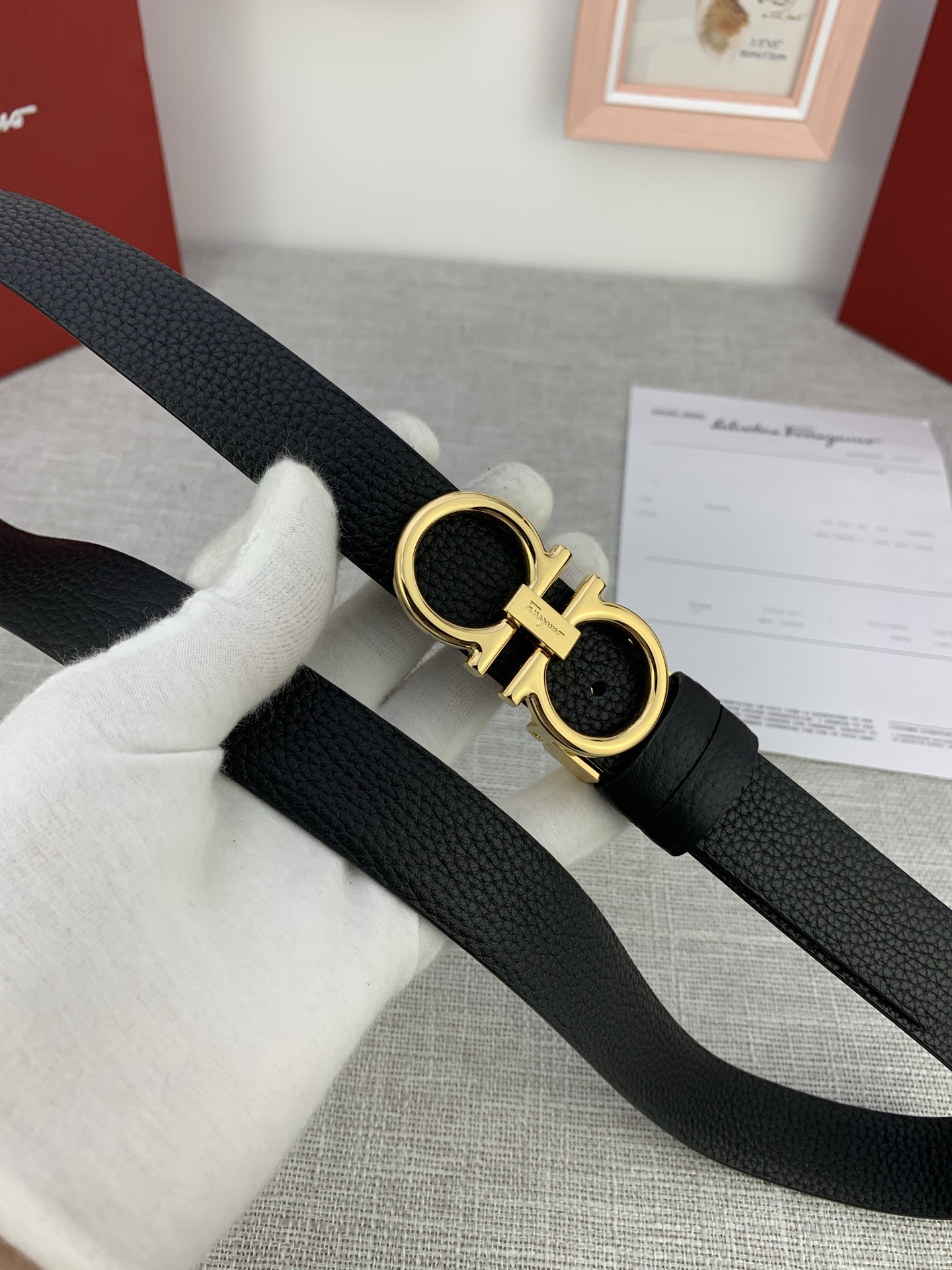  女款Ferragamo菲拉格慕，尺寸2.5cm。标志性Gancini标志，牛皮材质皮带。造型百搭，四季
