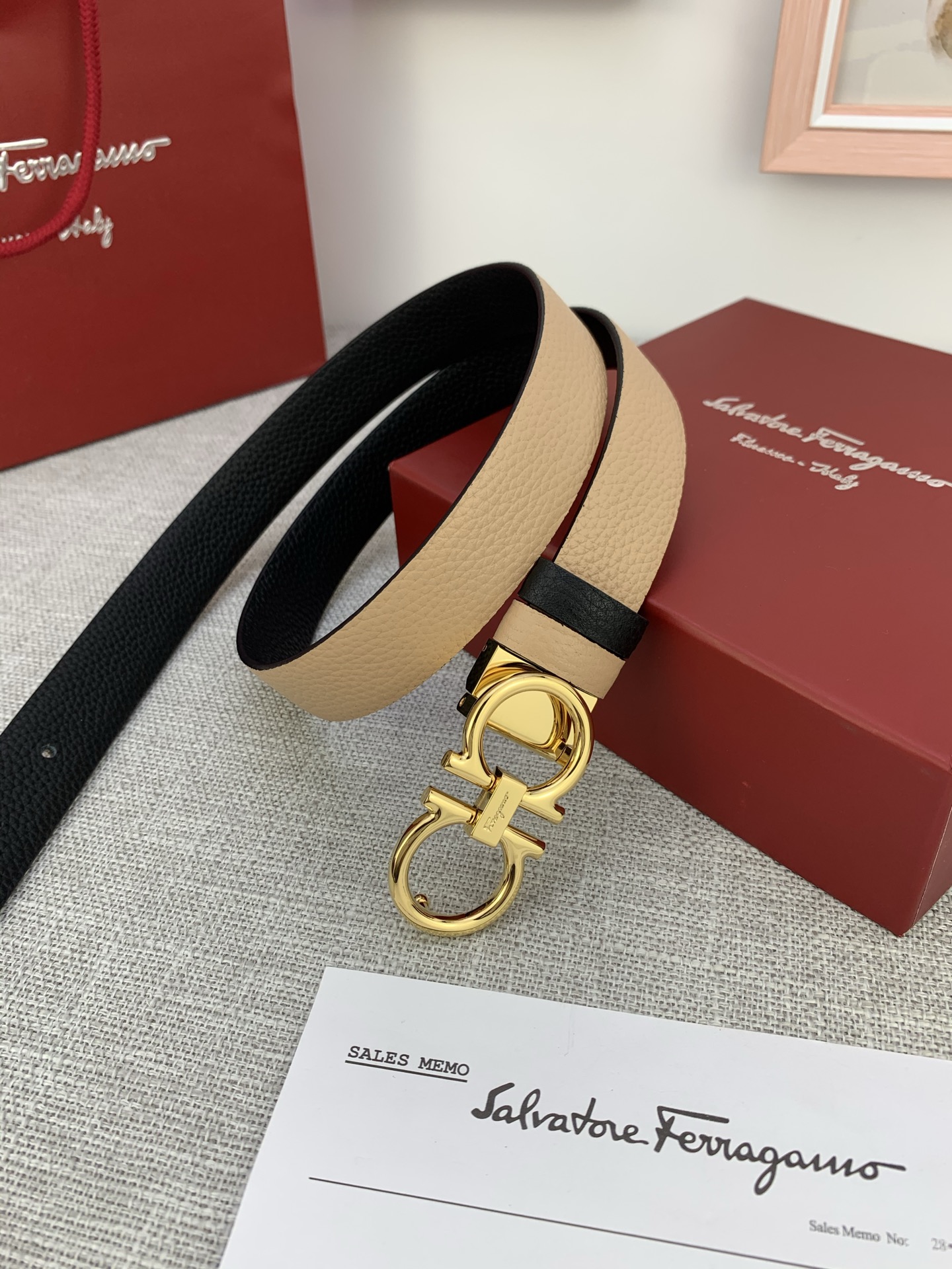  女款Ferragamo菲拉格慕，尺寸2.5cm。标志性Gancini标志，牛皮材质皮带。造型百搭，四季