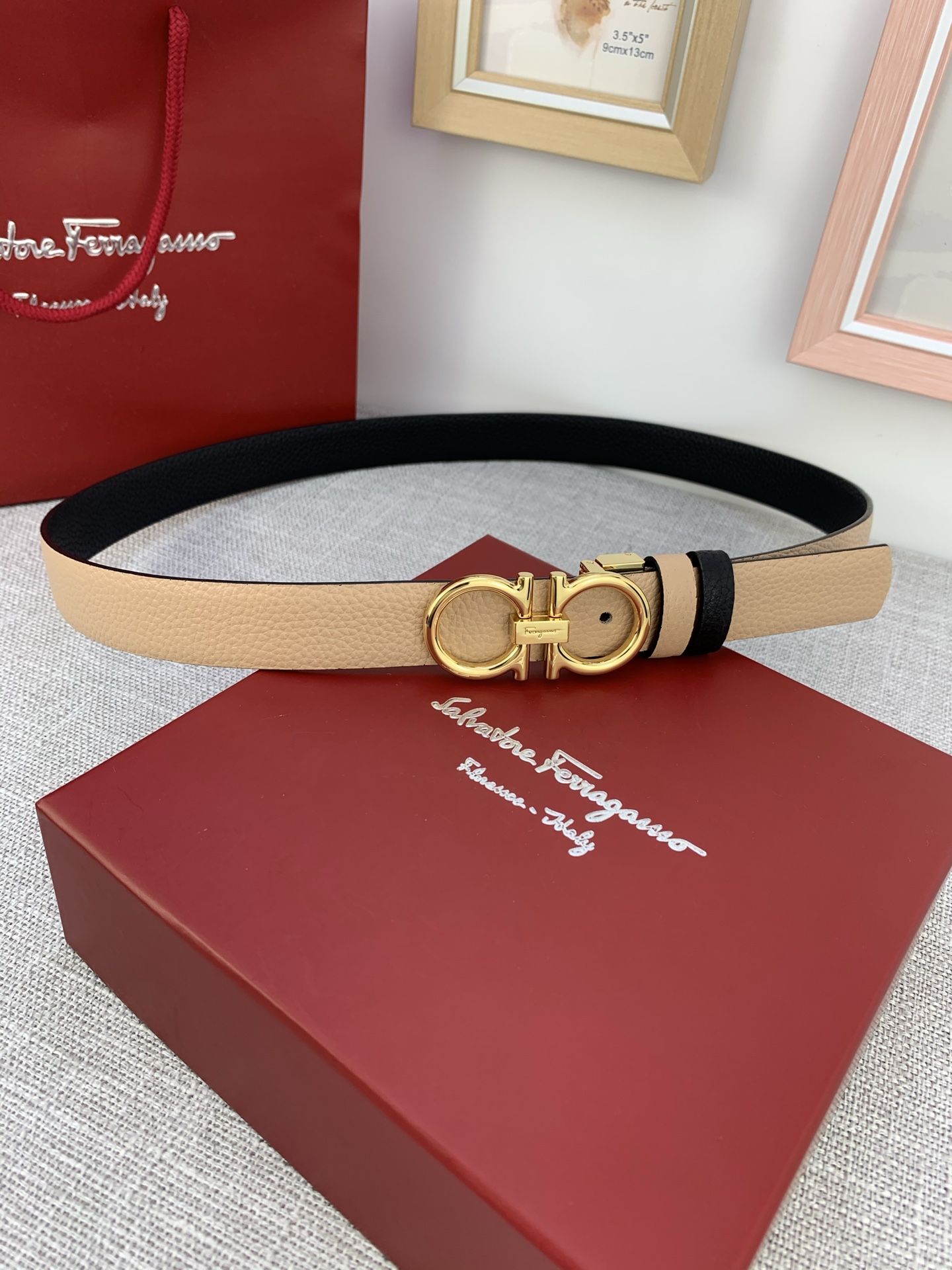  女款Ferragamo菲拉格慕，尺寸2.5cm。标志性Gancini标志，牛皮材质皮带。造型百搭，四季