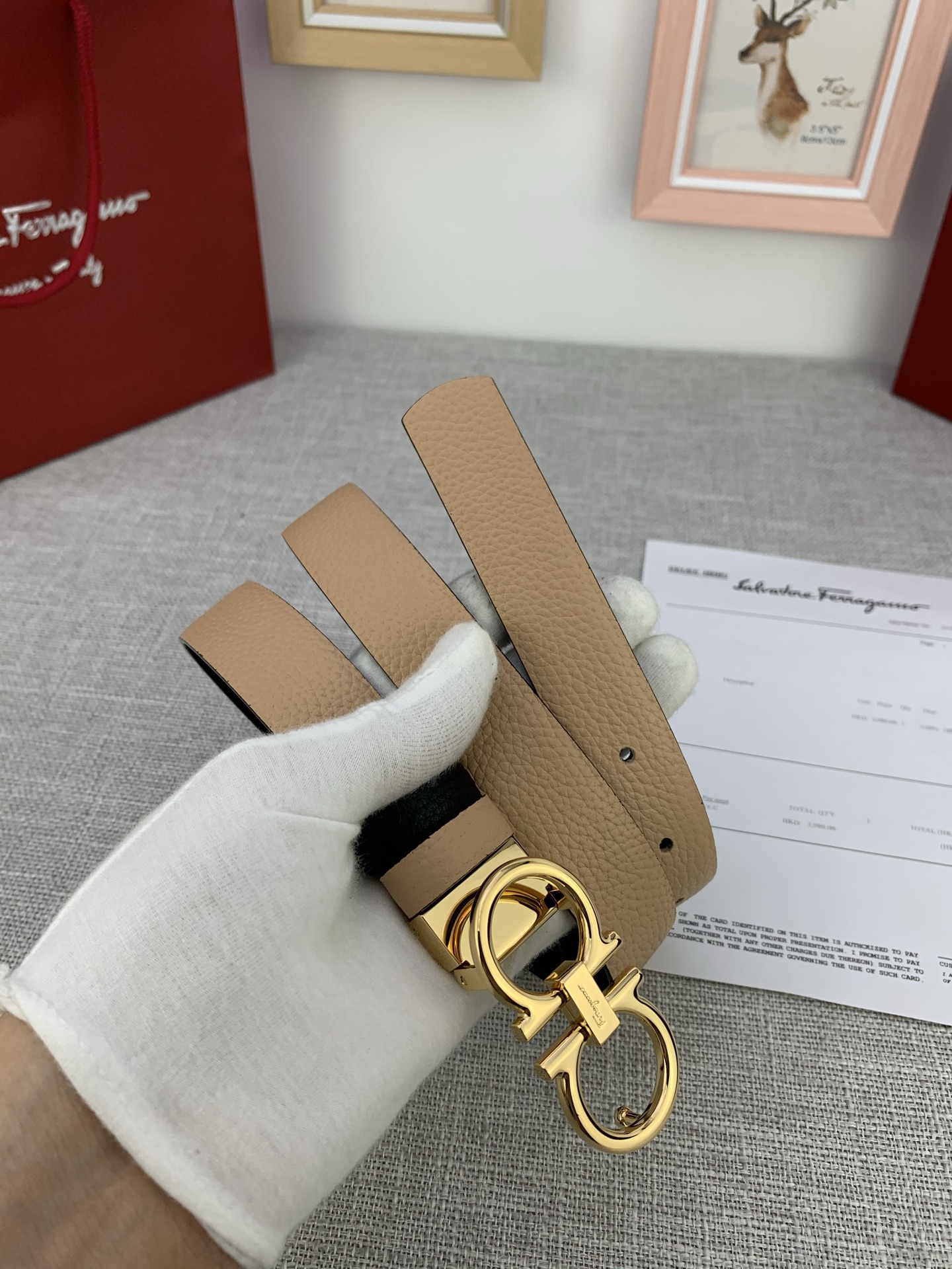  女款Ferragamo菲拉格慕，尺寸2.5cm。标志性Gancini标志，牛皮材质皮带。造型百搭，四季