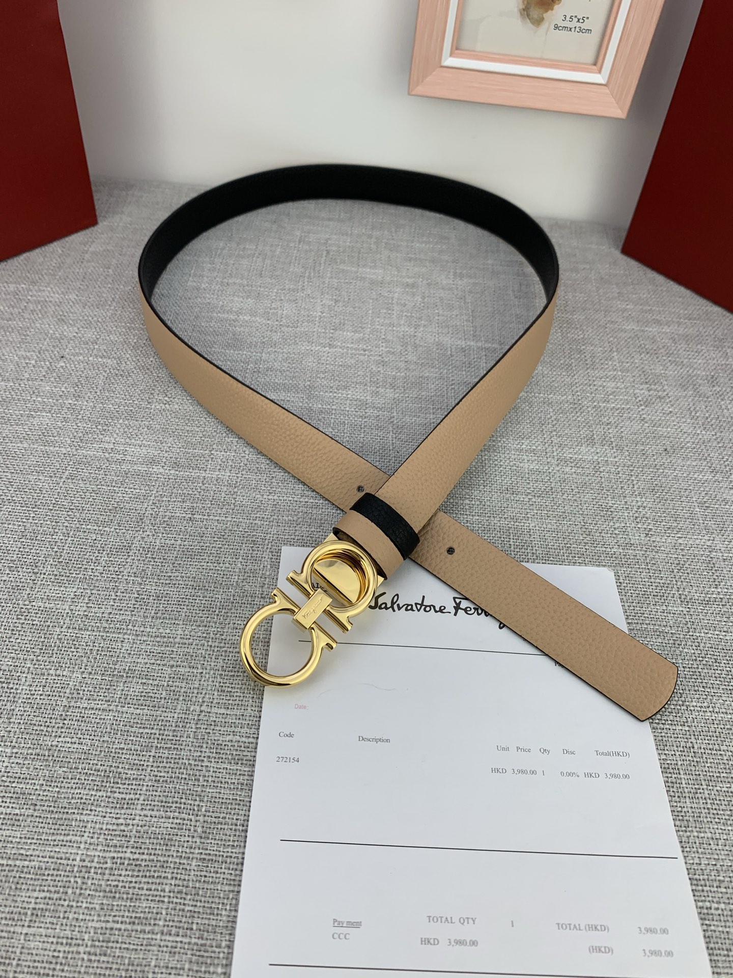  女款Ferragamo菲拉格慕，尺寸2.5cm。标志性Gancini标志，牛皮材质皮带。造型百搭，四季