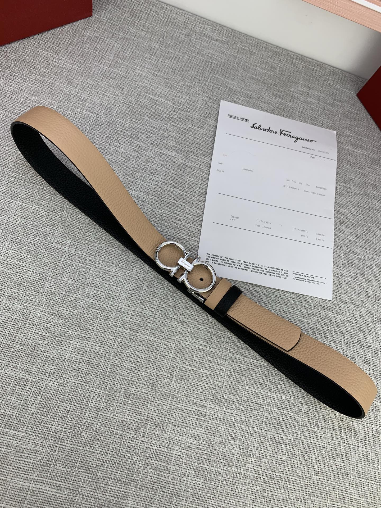  女款Ferragamo菲拉格慕，尺寸2.5cm。标志性Gancini标志，牛皮材质皮带。造型百搭，四季