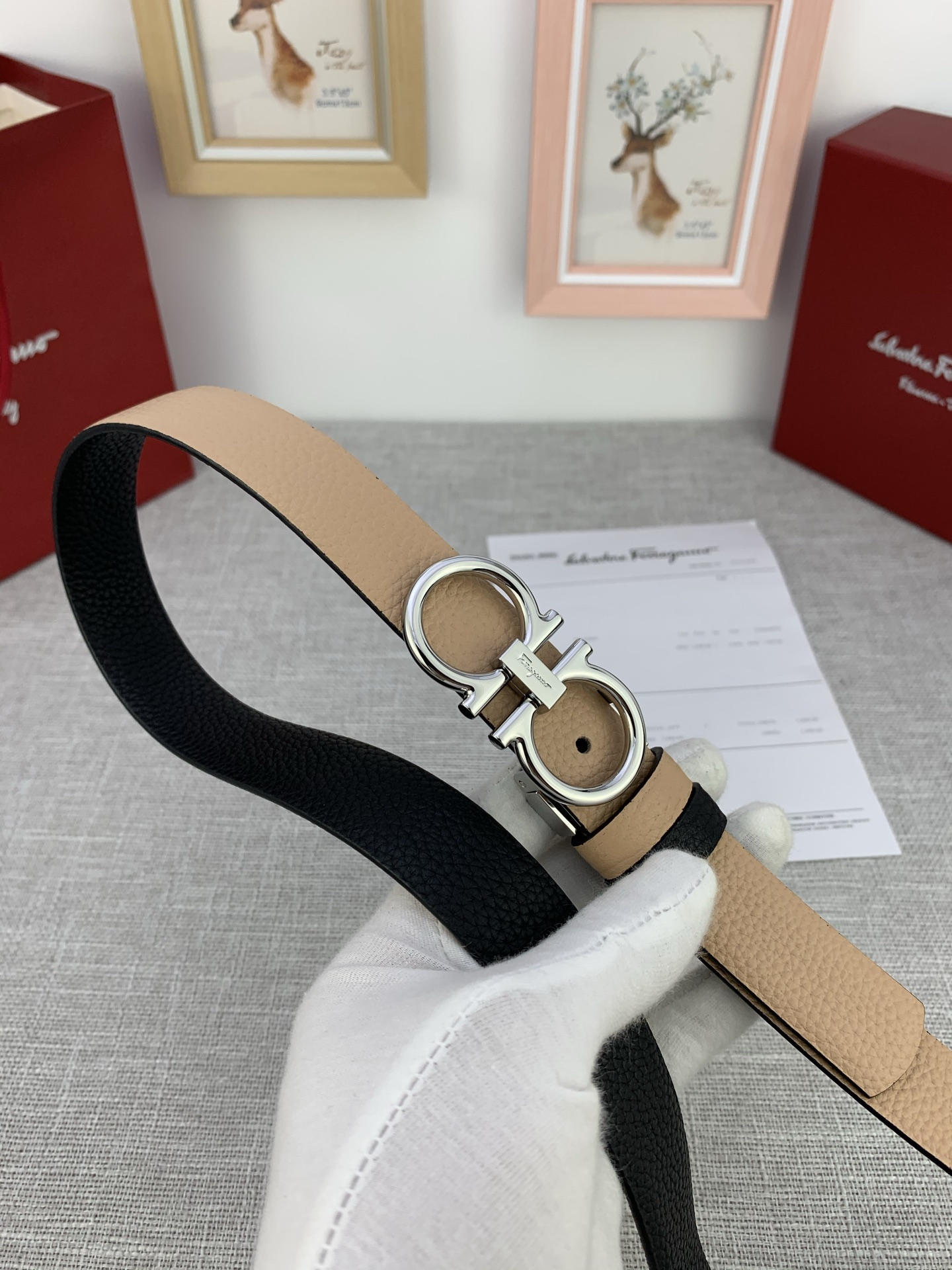  女款Ferragamo菲拉格慕，尺寸2.5cm。标志性Gancini标志，牛皮材质皮带。造型百搭，四季