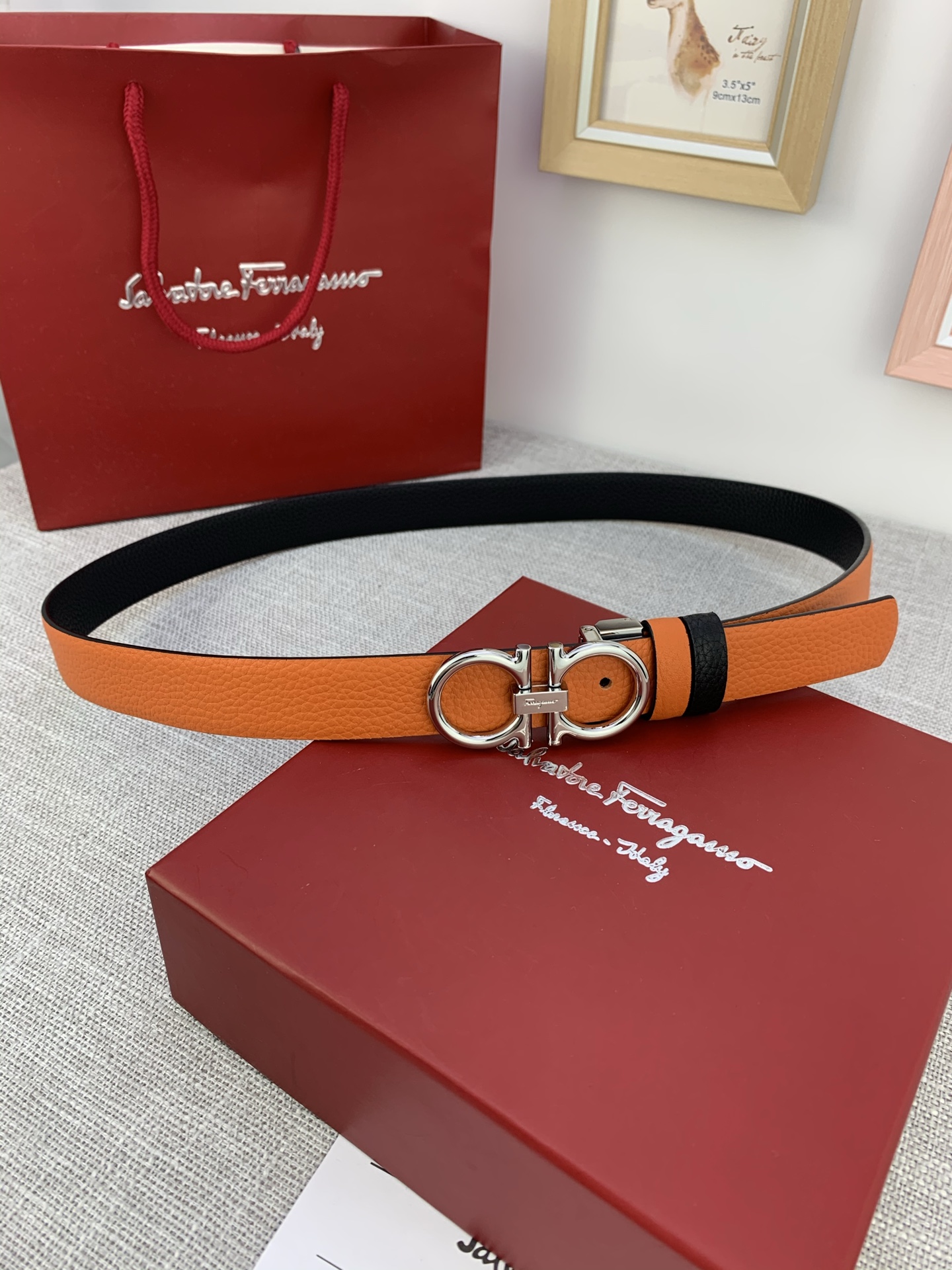  女款Ferragamo菲拉格慕，尺寸2.5cm。标志性Gancini标志，牛皮材质皮带。造型百搭，四季
