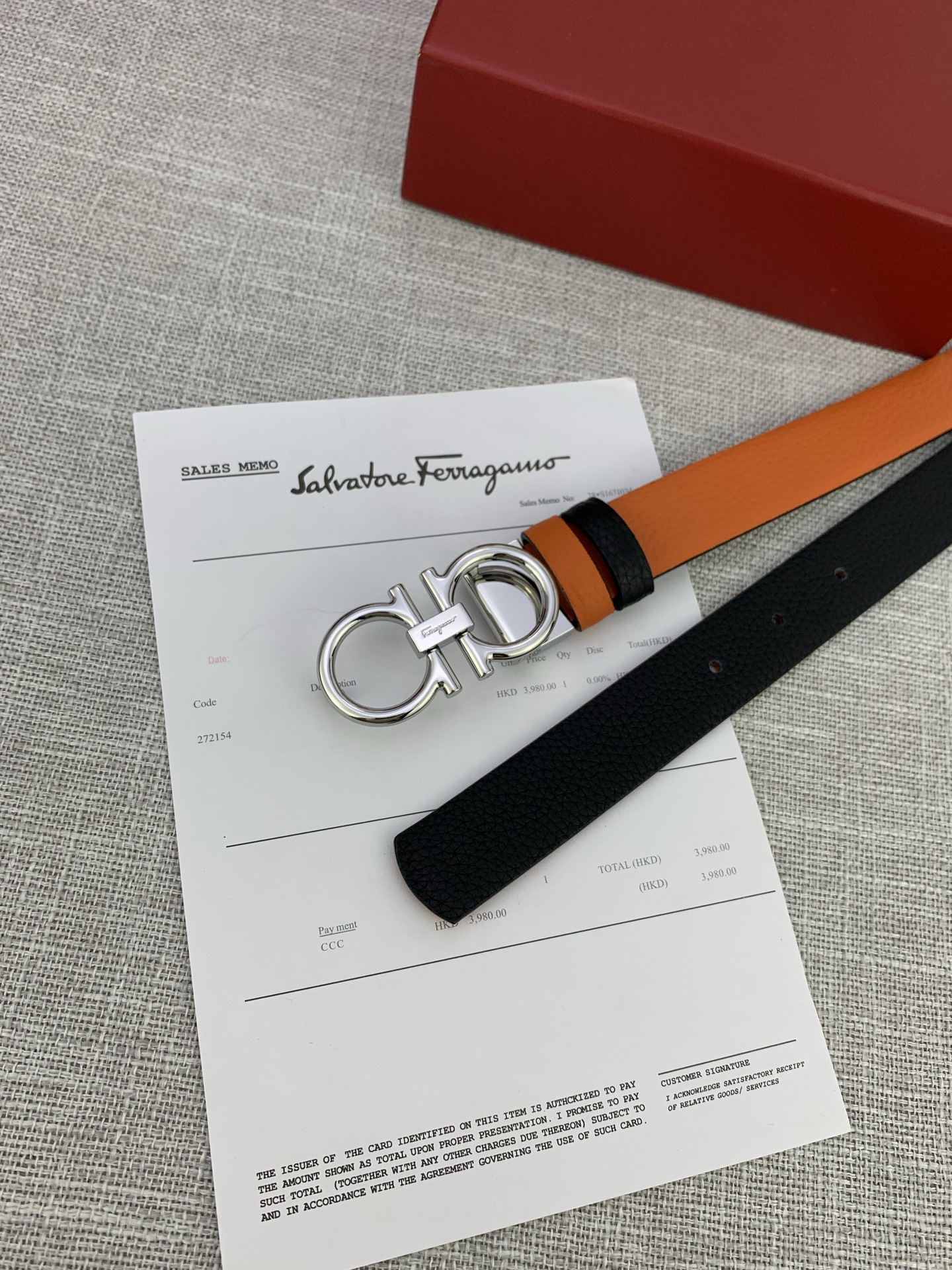  女款Ferragamo菲拉格慕，尺寸2.5cm。标志性Gancini标志，牛皮材质皮带。造型百搭，四季